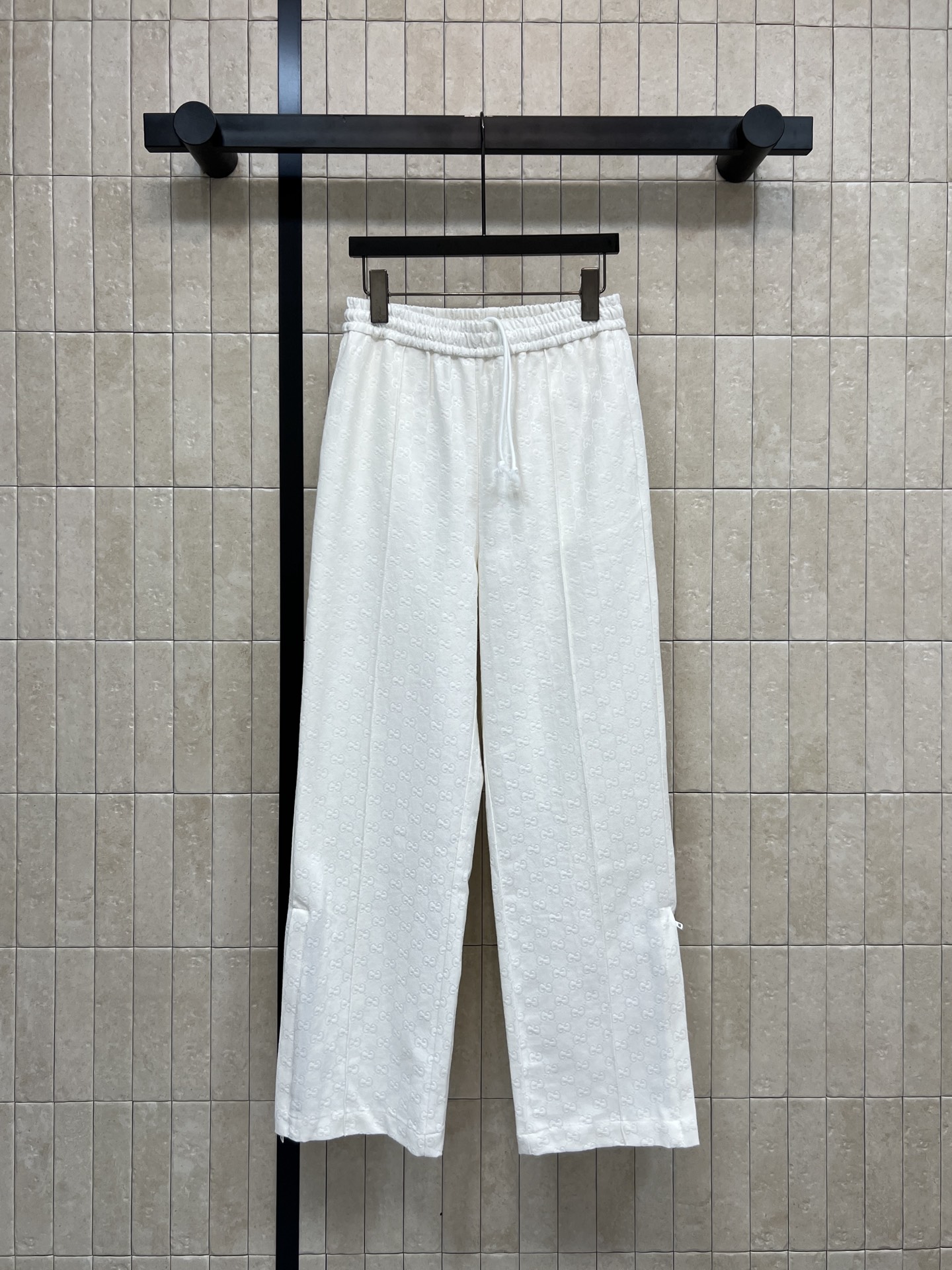 G家 26早春新款 白色双G提花阔腿裤 松紧腰+抽绳设计 随心调节 宽松直筒版型 两侧裤脚拉链+经典条纹