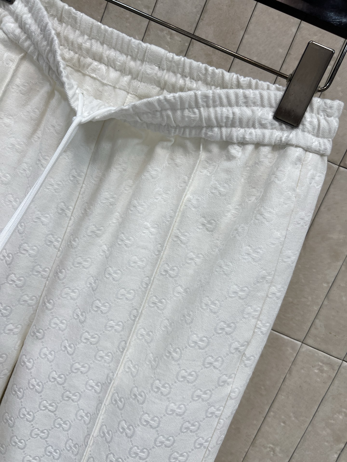 G家 26早春新款 白色双G提花阔腿裤 松紧腰+抽绳设计 随心调节 宽松直筒版型 两侧裤脚拉链+经典条纹