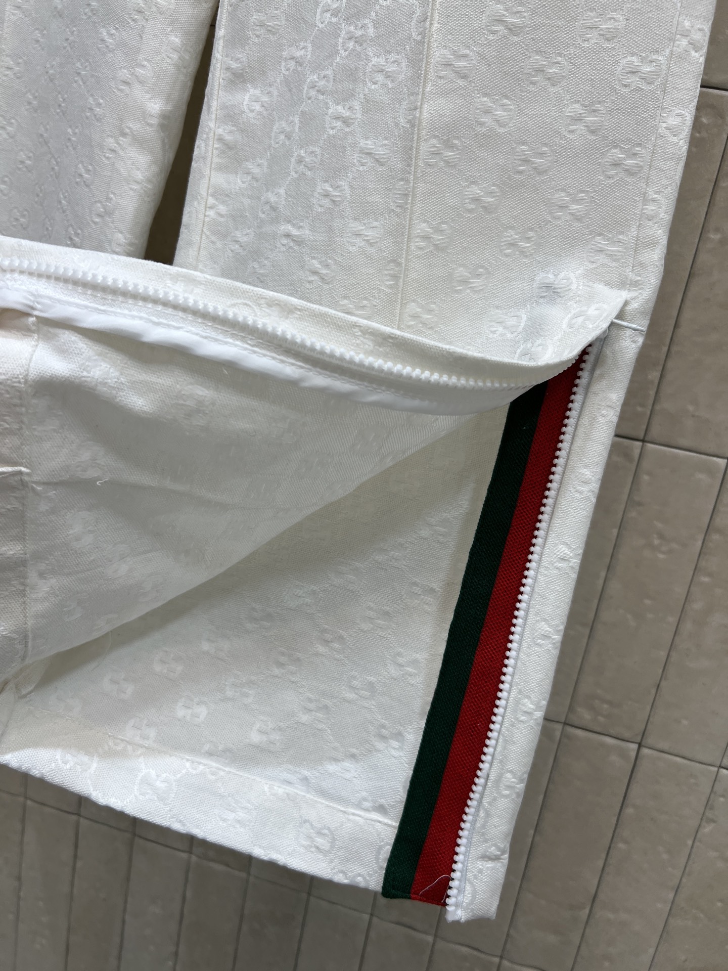 G家 26早春新款 白色双G提花阔腿裤 松紧腰+抽绳设计 随心调节 宽松直筒版型 两侧裤脚拉链+经典条纹