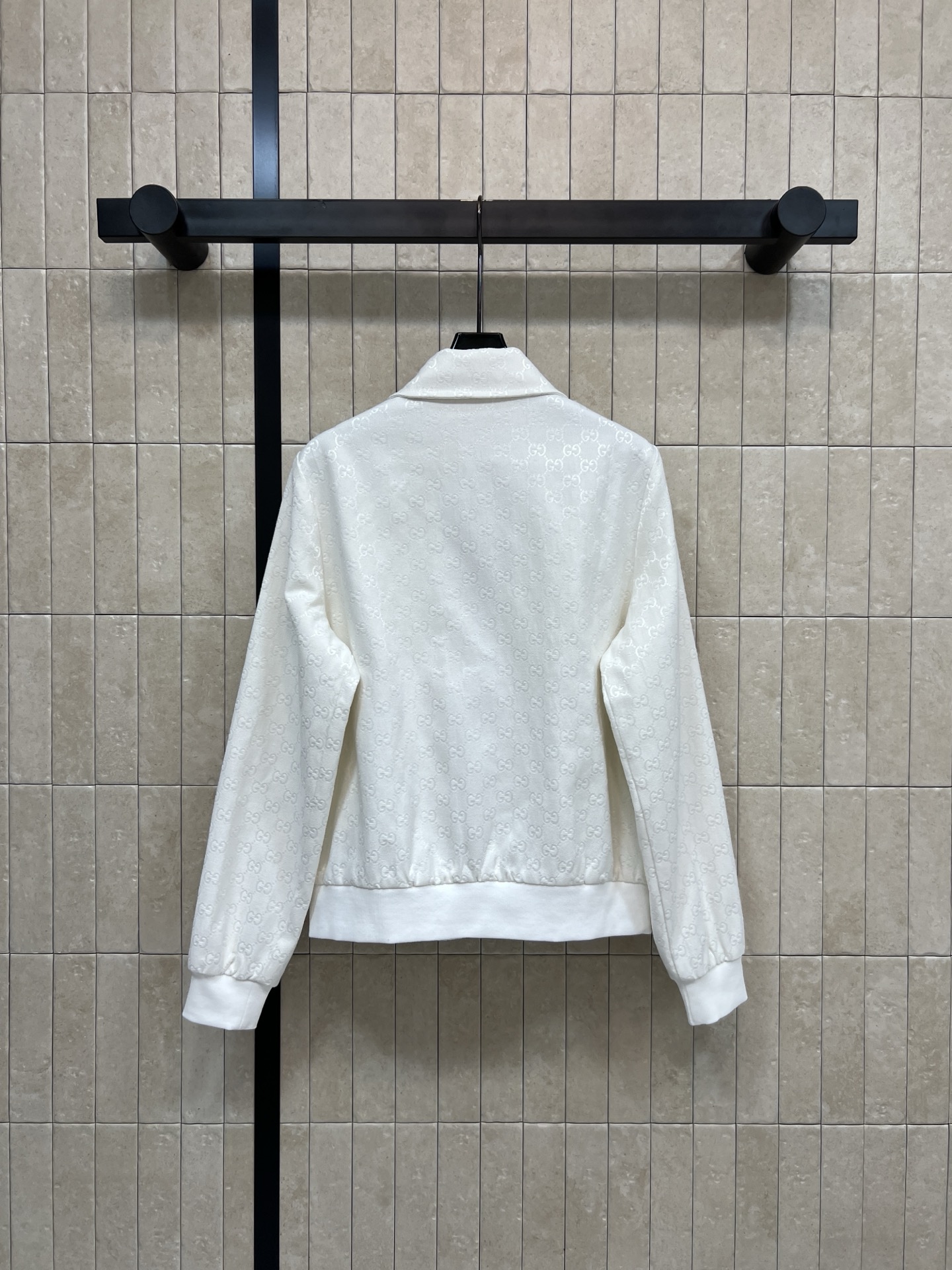 G家 26早春新款 白色双G提花立领拉链夹克 简约设计+细腻纹理 质感满分！立领防风 里面经典条纹装饰拉