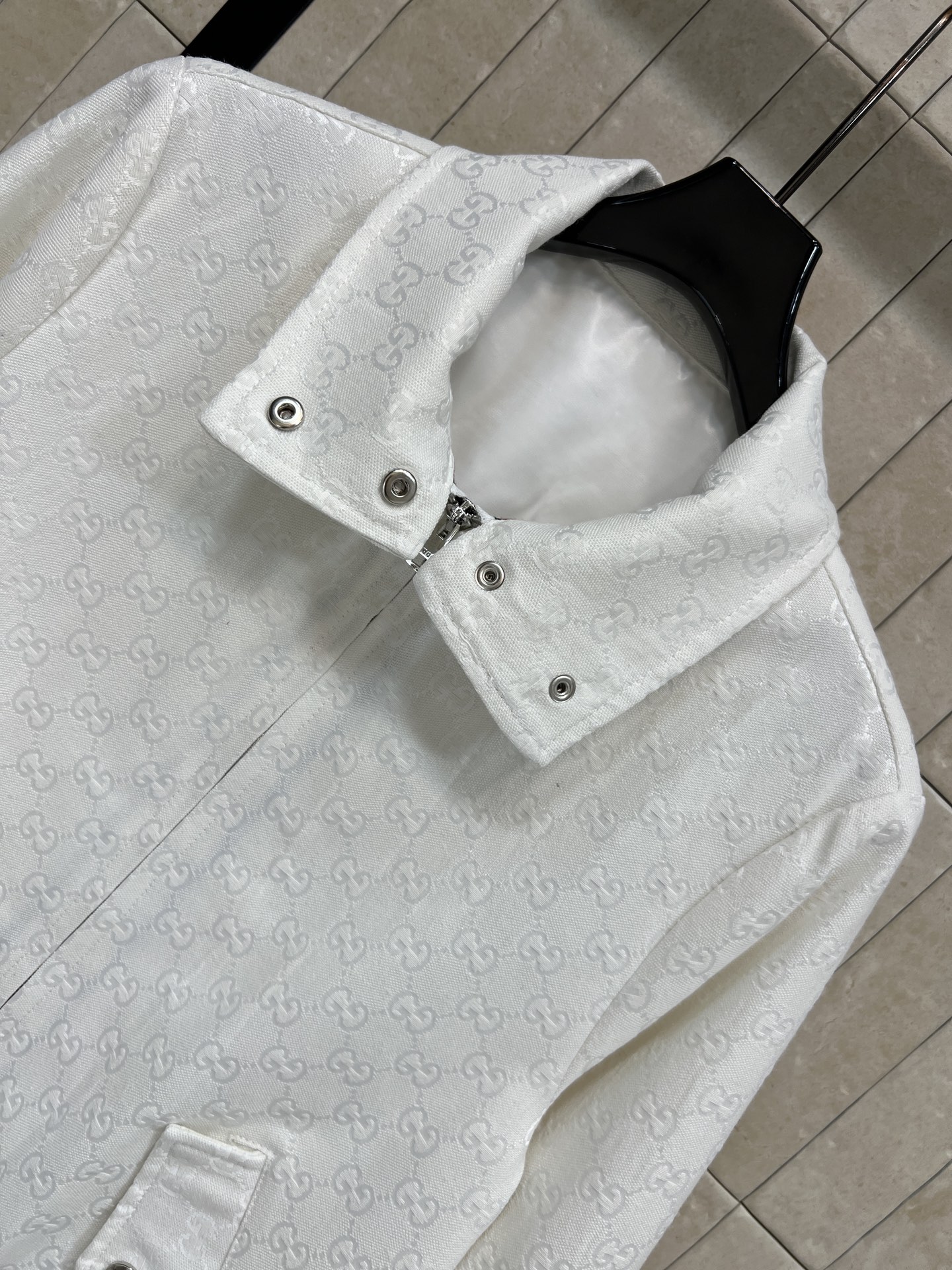 G家 26早春新款 白色双G提花立领拉链夹克 简约设计+细腻纹理 质感满分！立领防风 里面经典条纹装饰拉