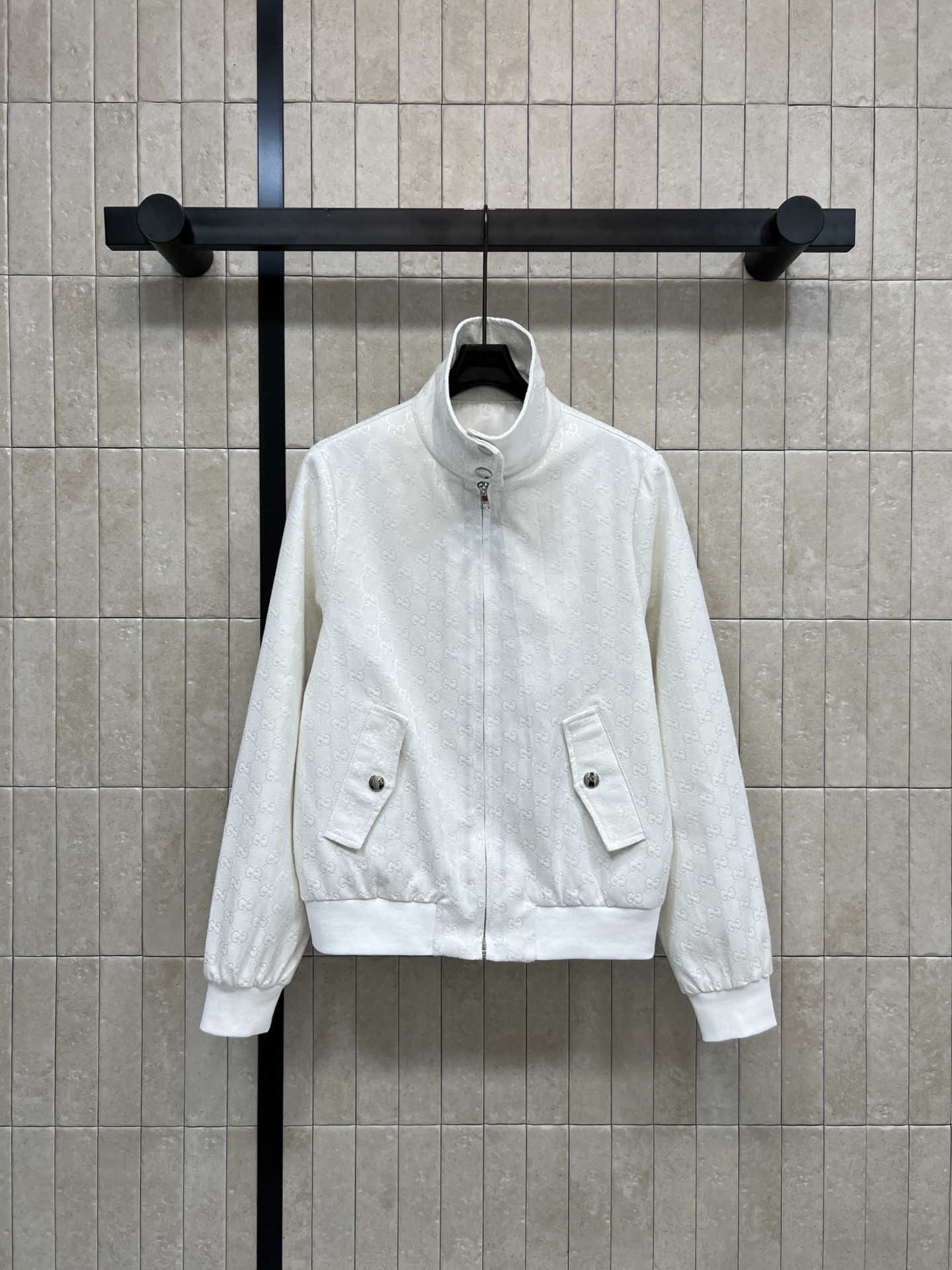 G家 26早春新款 白色双G提花立领拉链夹克 简约设计+细腻纹理 质感满分！立领防风 里面经典条纹装饰拉