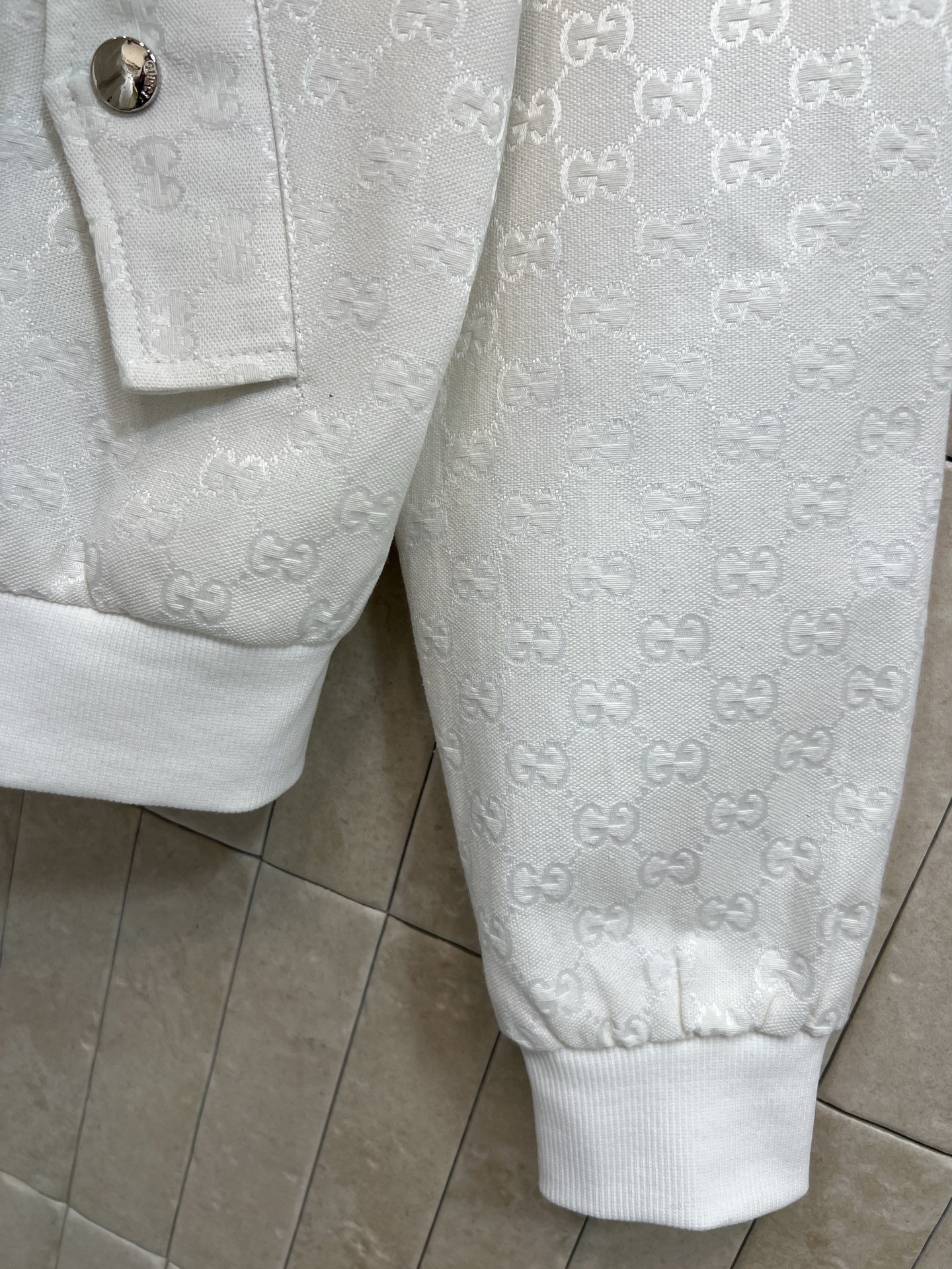 G家 26早春新款 白色双G提花立领拉链夹克 简约设计+细腻纹理 质感满分！立领防风 里面经典条纹装饰拉