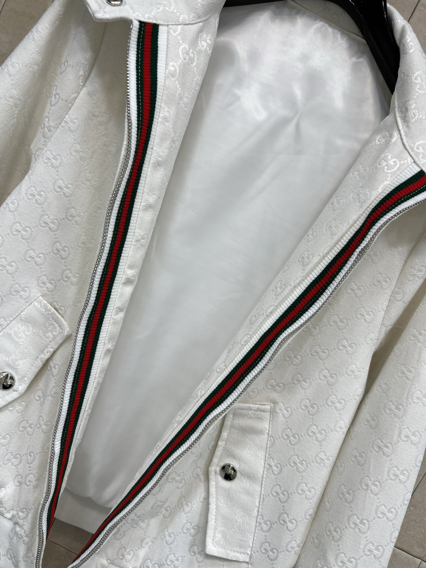 G家 26早春新款 白色双G提花立领拉链夹克 简约设计+细腻纹理 质感满分！立领防风 里面经典条纹装饰拉