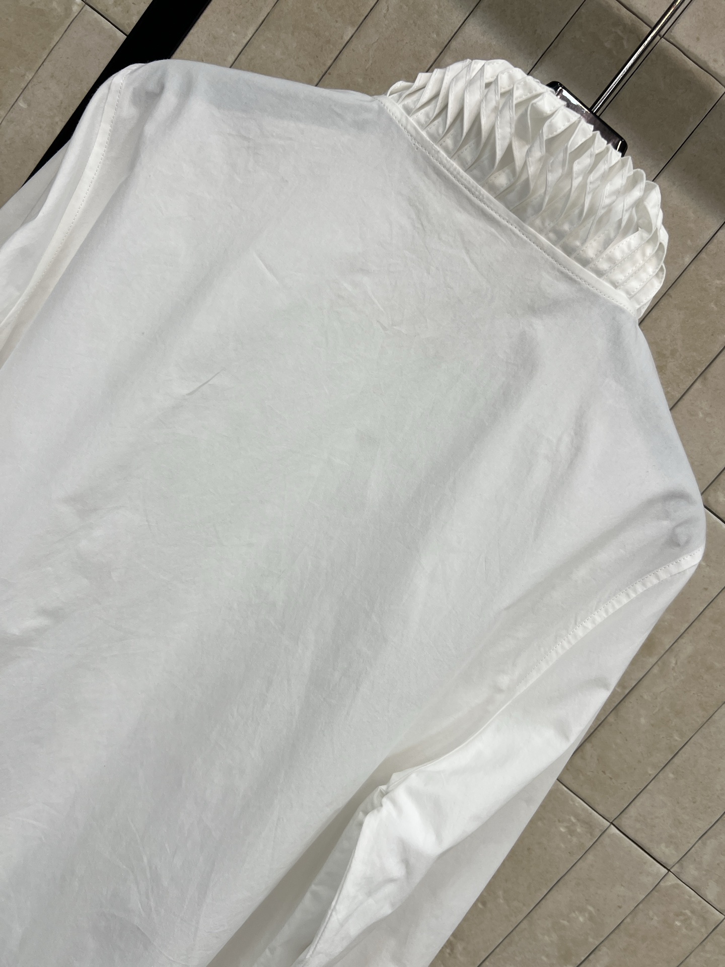 26早春新款 木耳边花边立领衬衫 领口立体褶皱超有层次感 甜美又优雅 面料柔软垂顺 穿着舒适 微宽松版型