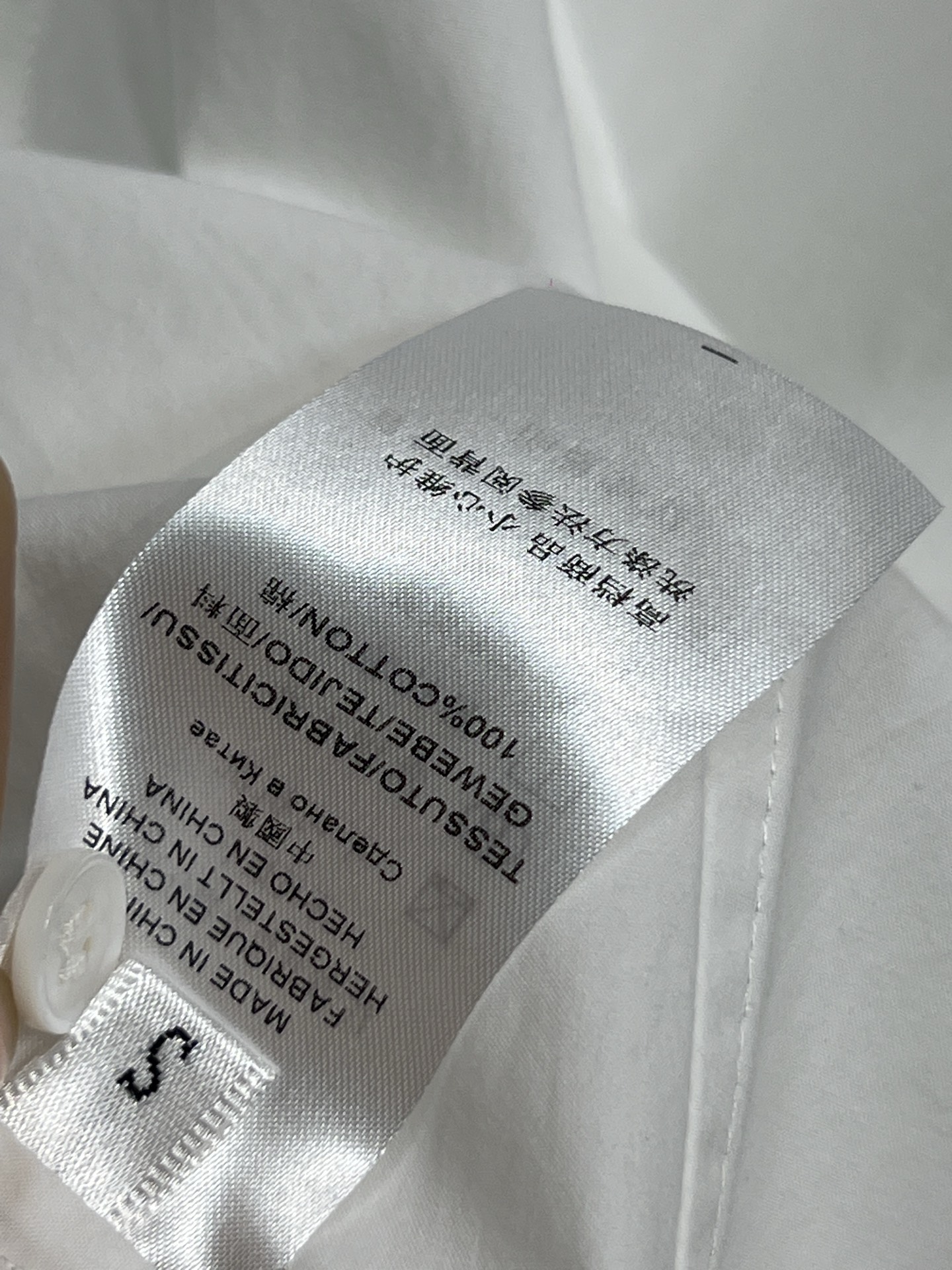 26早春新款 木耳边花边立领衬衫 领口立体褶皱超有层次感 甜美又优雅 面料柔软垂顺 穿着舒适 微宽松版型