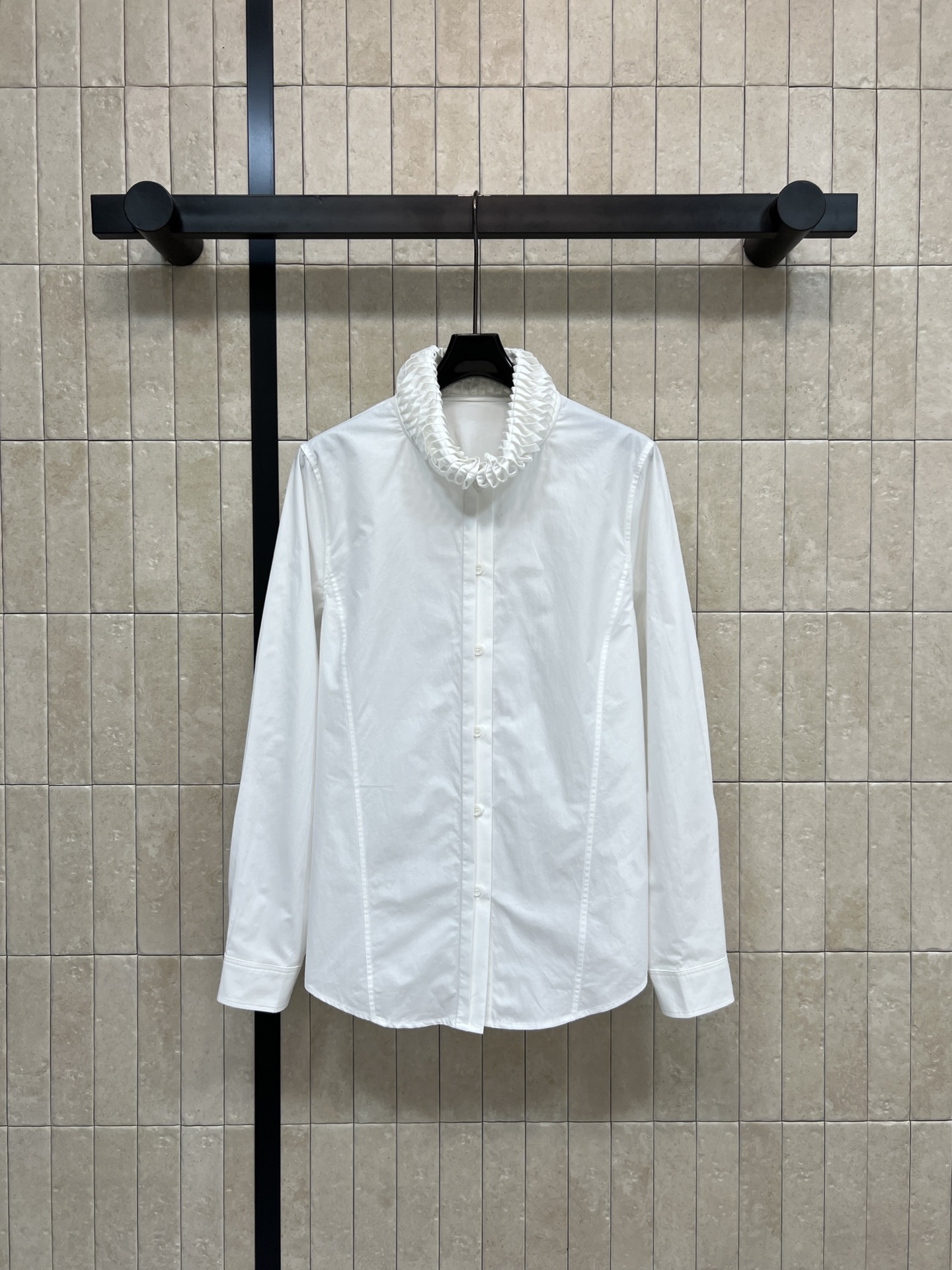 26早春新款 木耳边花边立领衬衫 领口立体褶皱超有层次感 甜美又优雅 面料柔软垂顺 穿着舒适 微宽松版型