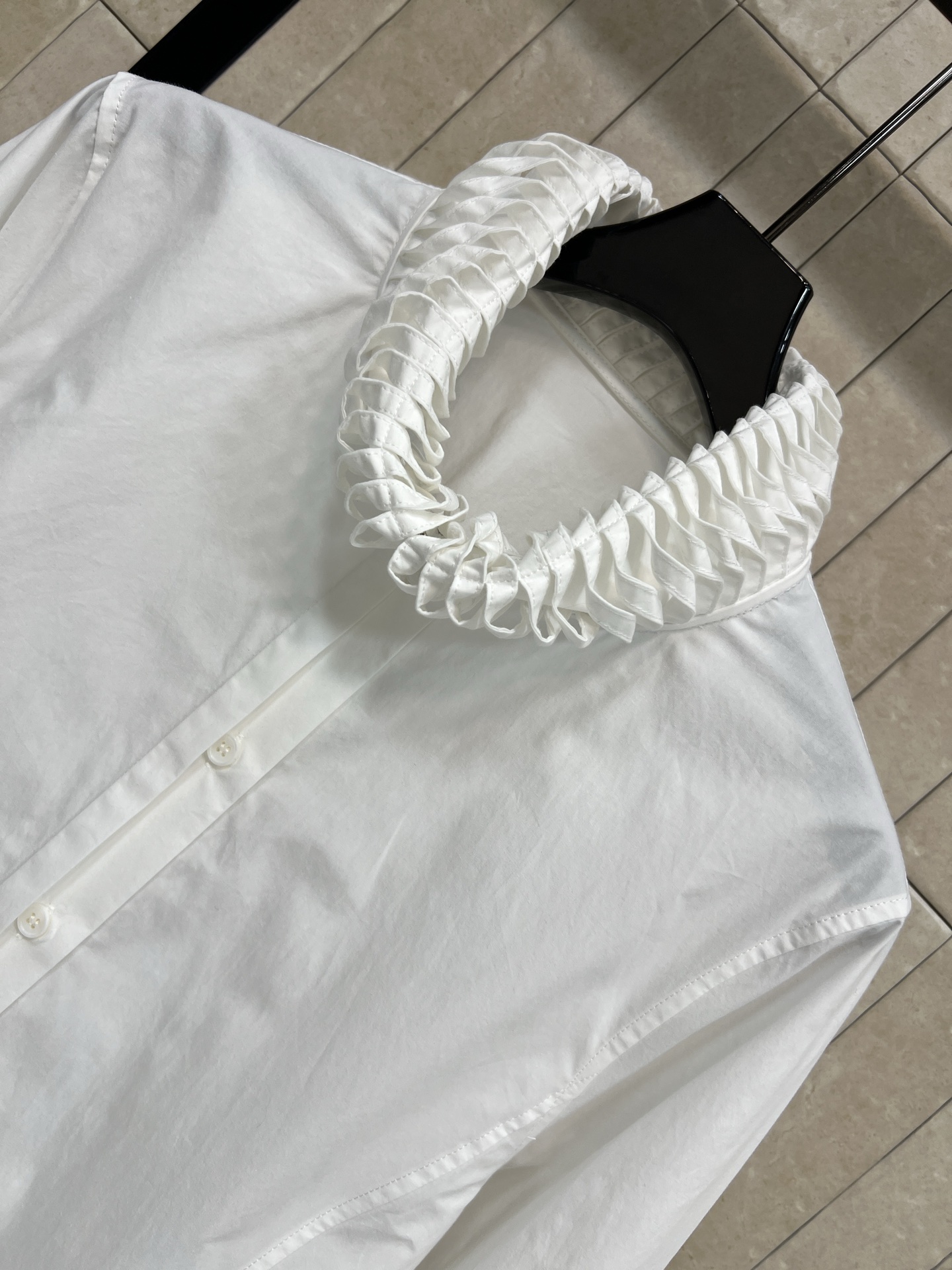 26早春新款 木耳边花边立领衬衫 领口立体褶皱超有层次感 甜美又优雅 面料柔软垂顺 穿着舒适 微宽松版型