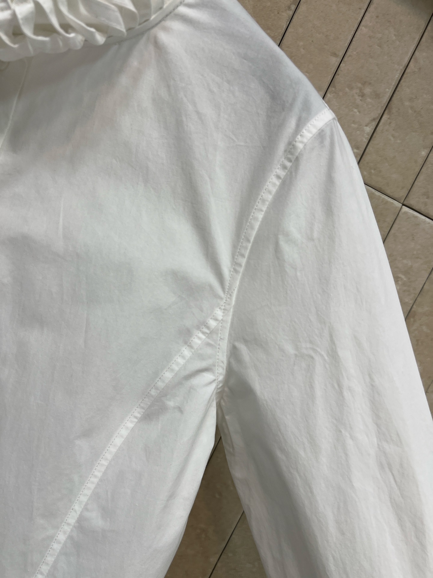 26早春新款 木耳边花边立领衬衫 领口立体褶皱超有层次感 甜美又优雅 面料柔软垂顺 穿着舒适 微宽松版型