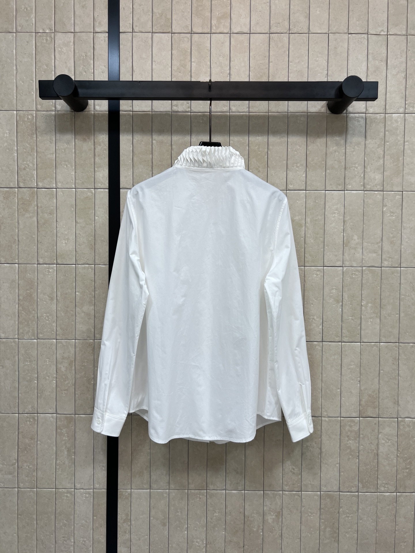 26早春新款 木耳边花边立领衬衫 领口立体褶皱超有层次感 甜美又优雅 面料柔软垂顺 穿着舒适 微宽松版型