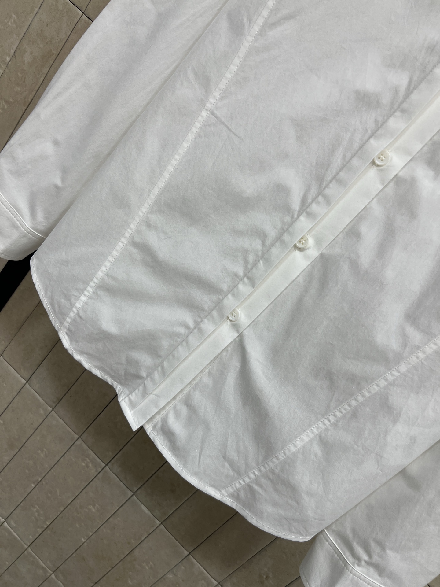 26早春新款 木耳边花边立领衬衫 领口立体褶皱超有层次感 甜美又优雅 面料柔软垂顺 穿着舒适 微宽松版型