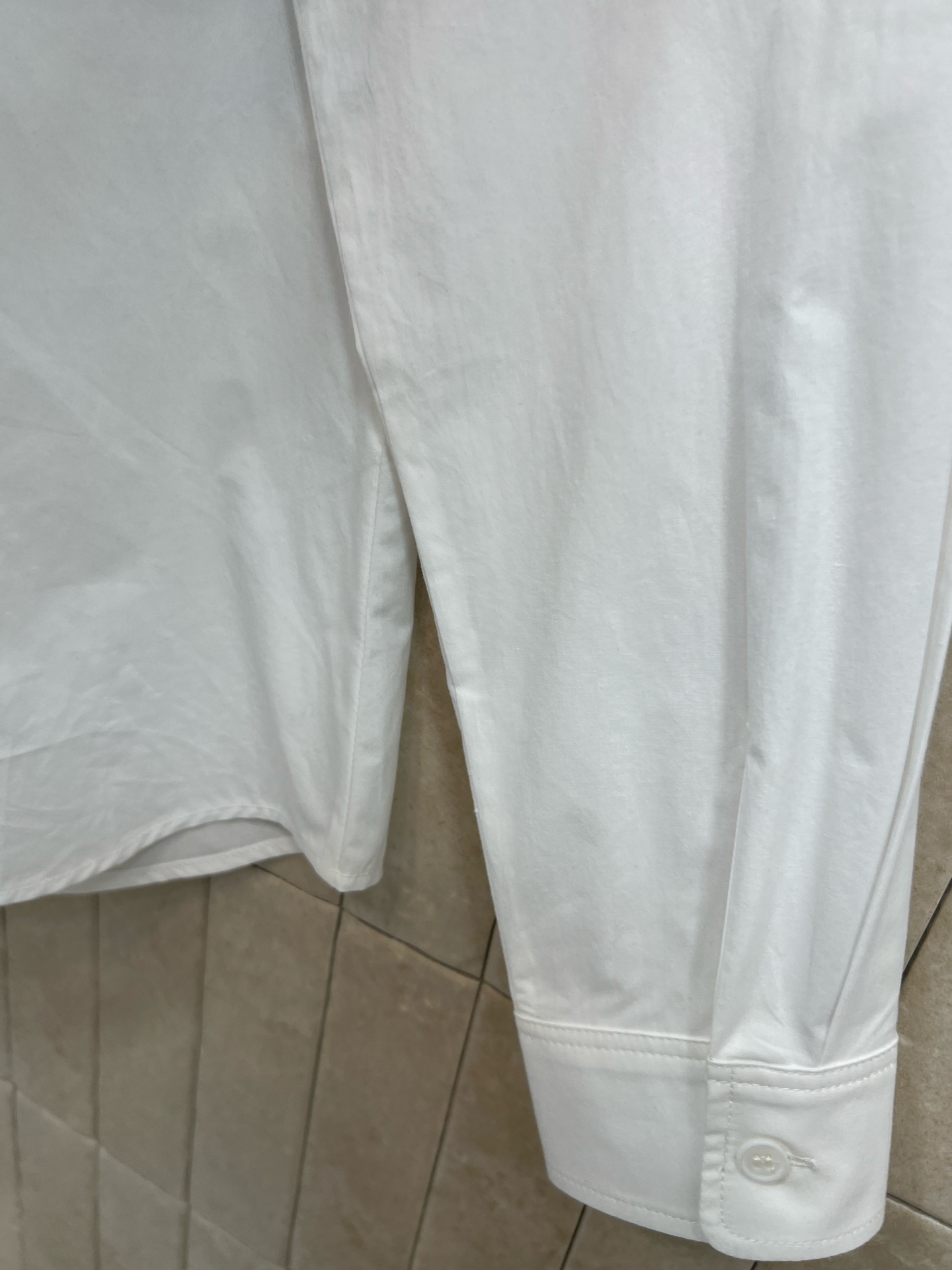 26早春新款 木耳边花边立领衬衫 领口立体褶皱超有层次感 甜美又优雅 面料柔软垂顺 穿着舒适 微宽松版型