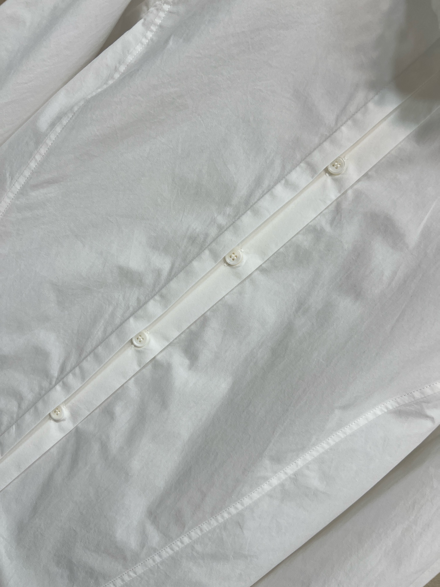 26早春新款 木耳边花边立领衬衫 领口立体褶皱超有层次感 甜美又优雅 面料柔软垂顺 穿着舒适 微宽松版型