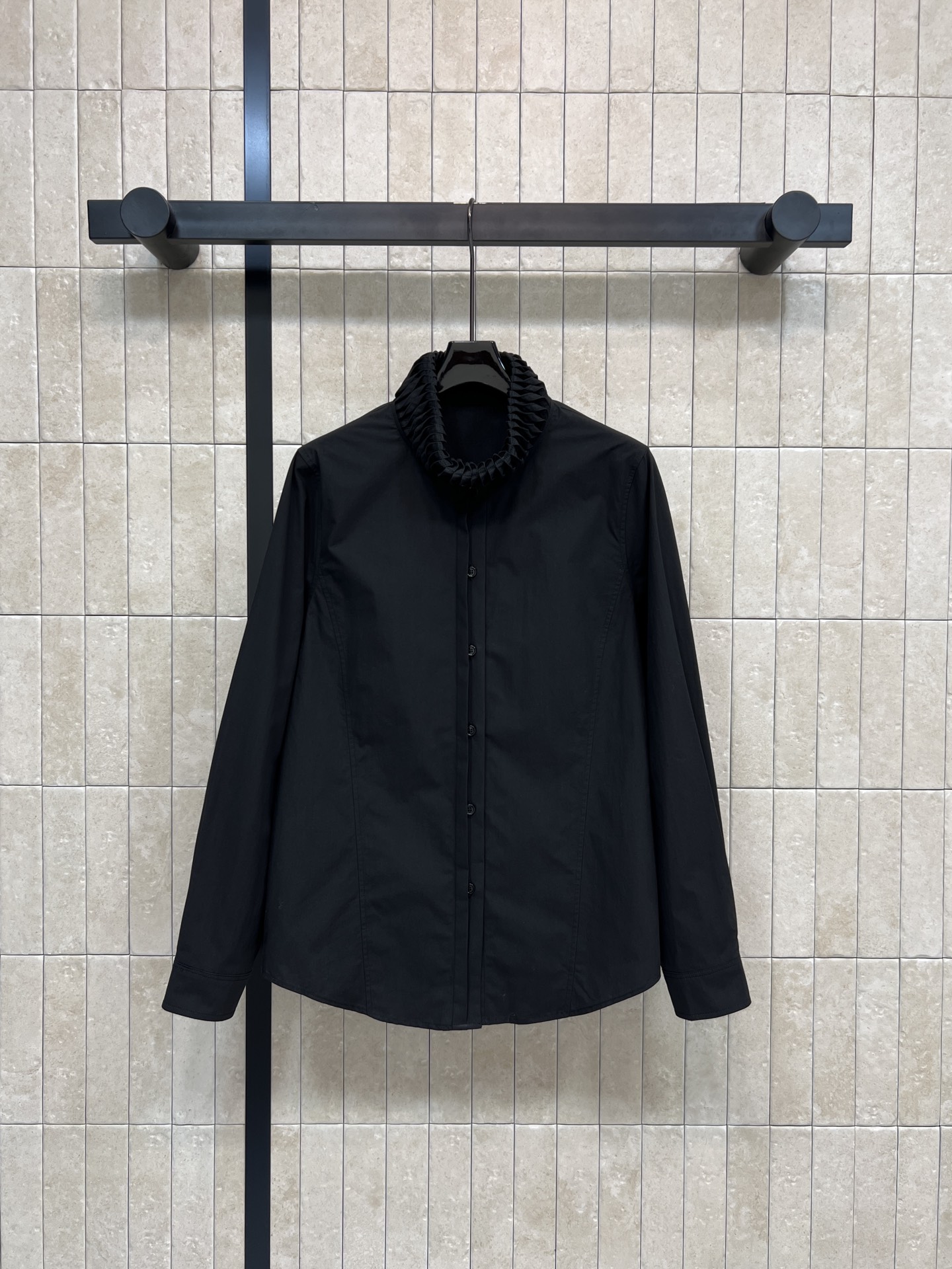 NO:687135,New style for early spring 26. Fungus lace stand-up collar shirt. Three-dimensional pleats on the neckline are super layered. Sweet and elegant. The fabric is soft and smooth. Comfortable to wear. The slightly loose version is slim and versatile. It goes well with suits, skirts or sweaters. Easily switch between cool or gentle styles. It can be easily controlled for daily commuting and dating. Three sizes in one color. Size/S-M-L,, skirts, sweaters, shirts, business suit,1986090926早春新款 木耳边花边立领衬衫 领口立体褶皱超有层次感 甜美又优雅 面料柔软垂顺 穿着舒适 微宽松版型显瘦又百搭 搭配西装、半裙或毛衣都很出彩 轻松切换清冷or温柔风格 日常通勤、约会都能轻松驾驭 一色三码 Size/S-M-L,,skirts,sweaters,shirts,business suit,,Women's clothing