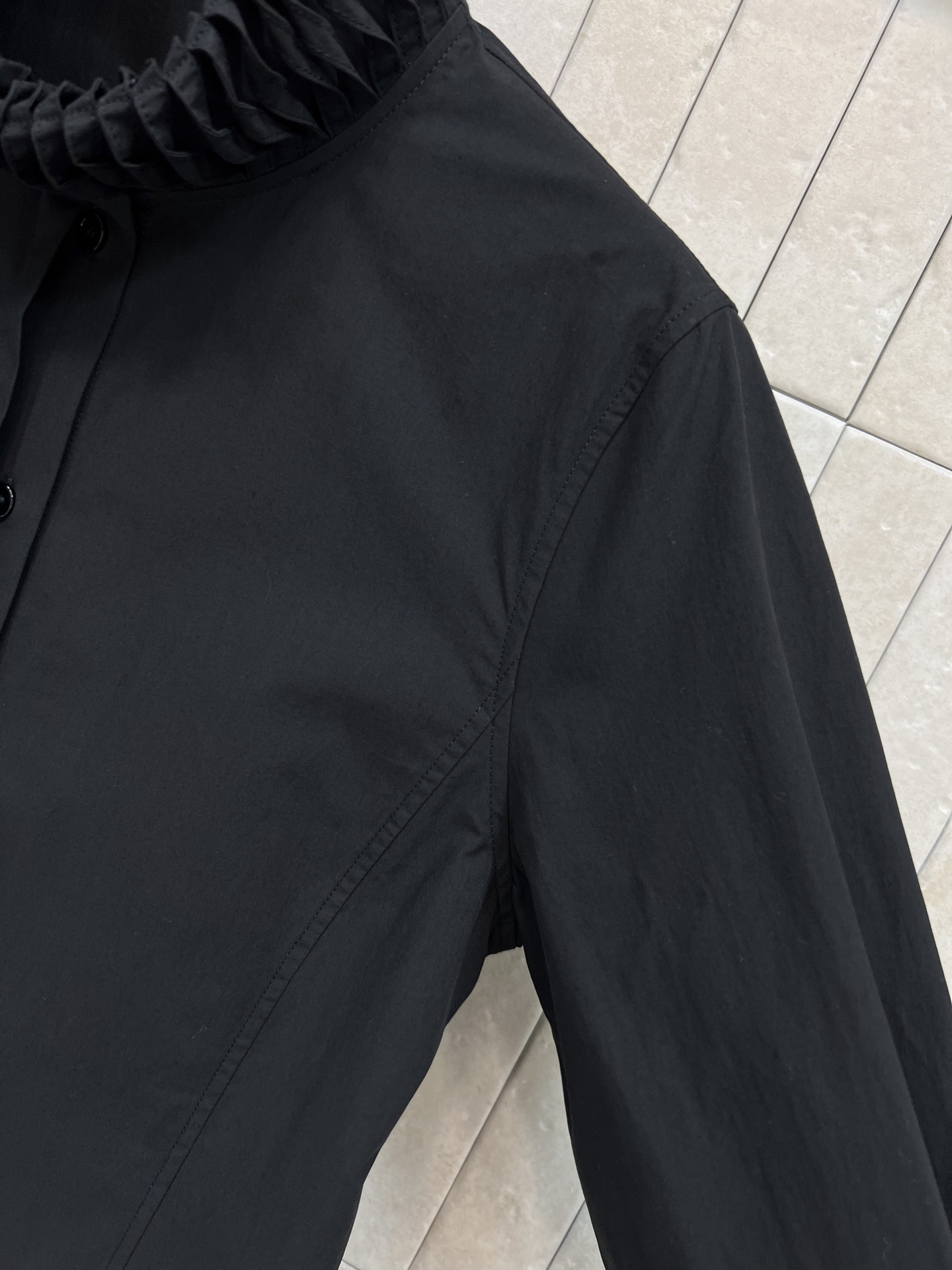 26早春新款 木耳边花边立领衬衫 领口立体褶皱超有层次感 甜美又优雅 面料柔软垂顺 穿着舒适 微宽松版型