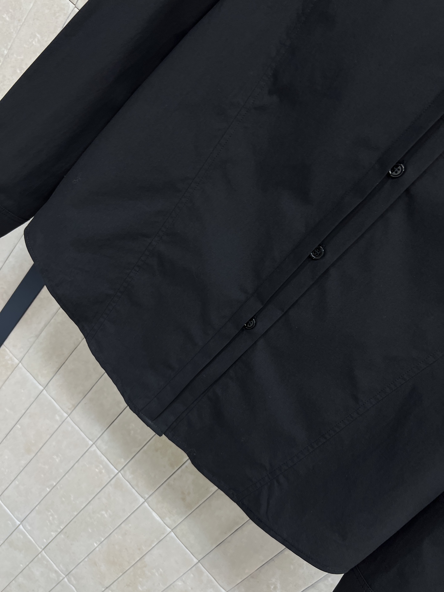 26早春新款 木耳边花边立领衬衫 领口立体褶皱超有层次感 甜美又优雅 面料柔软垂顺 穿着舒适 微宽松版型