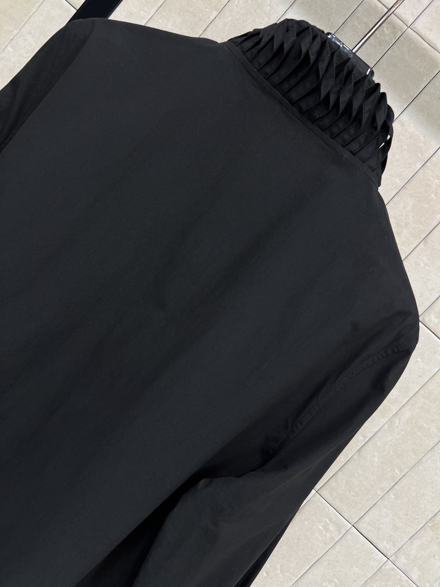 26早春新款 木耳边花边立领衬衫 领口立体褶皱超有层次感 甜美又优雅 面料柔软垂顺 穿着舒适 微宽松版型