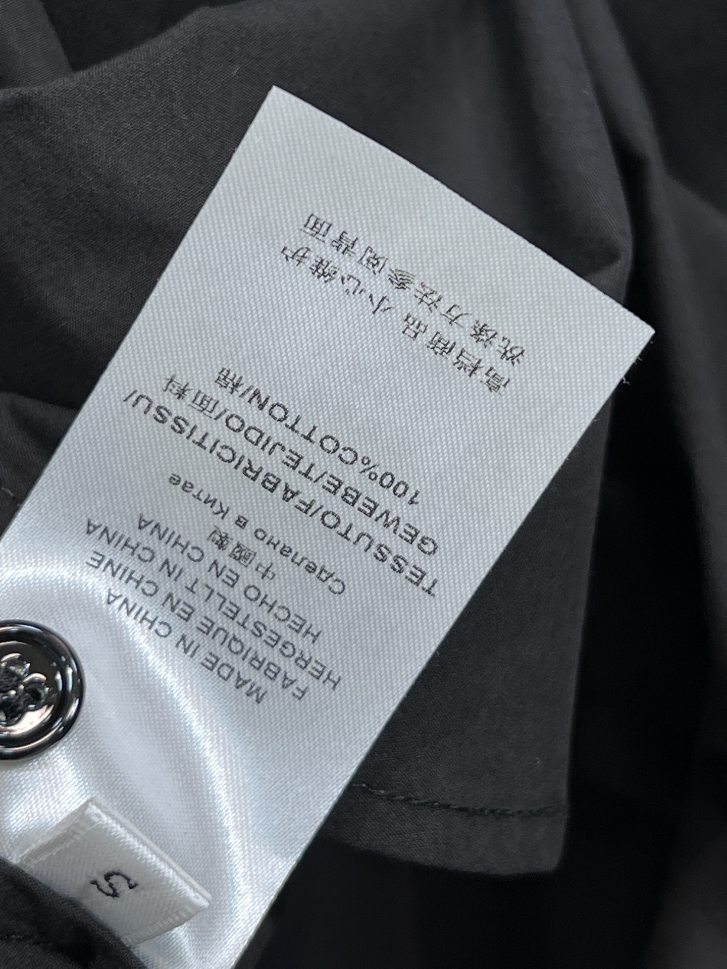 26早春新款 木耳边花边立领衬衫 领口立体褶皱超有层次感 甜美又优雅 面料柔软垂顺 穿着舒适 微宽松版型