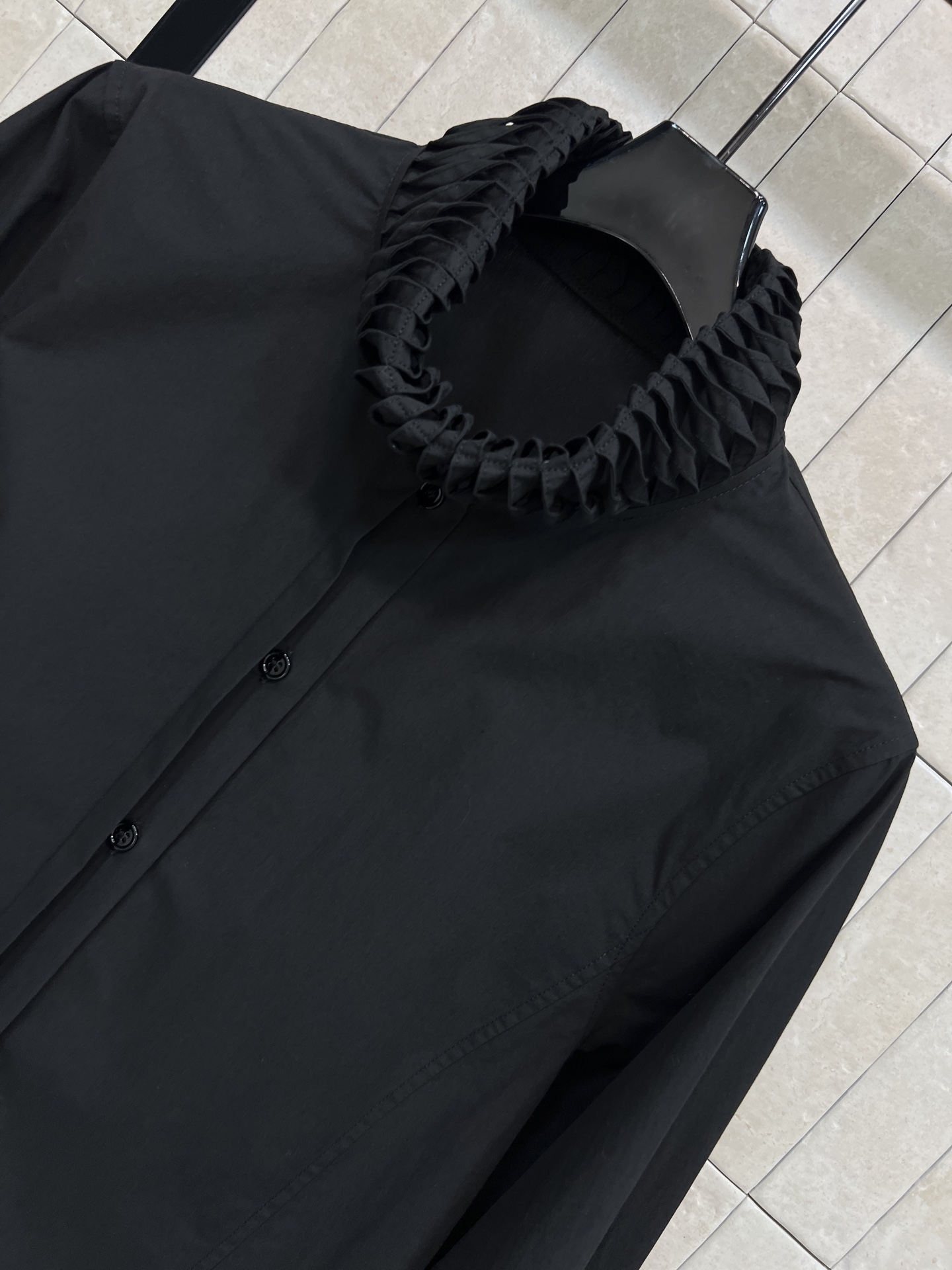 26早春新款 木耳边花边立领衬衫 领口立体褶皱超有层次感 甜美又优雅 面料柔软垂顺 穿着舒适 微宽松版型