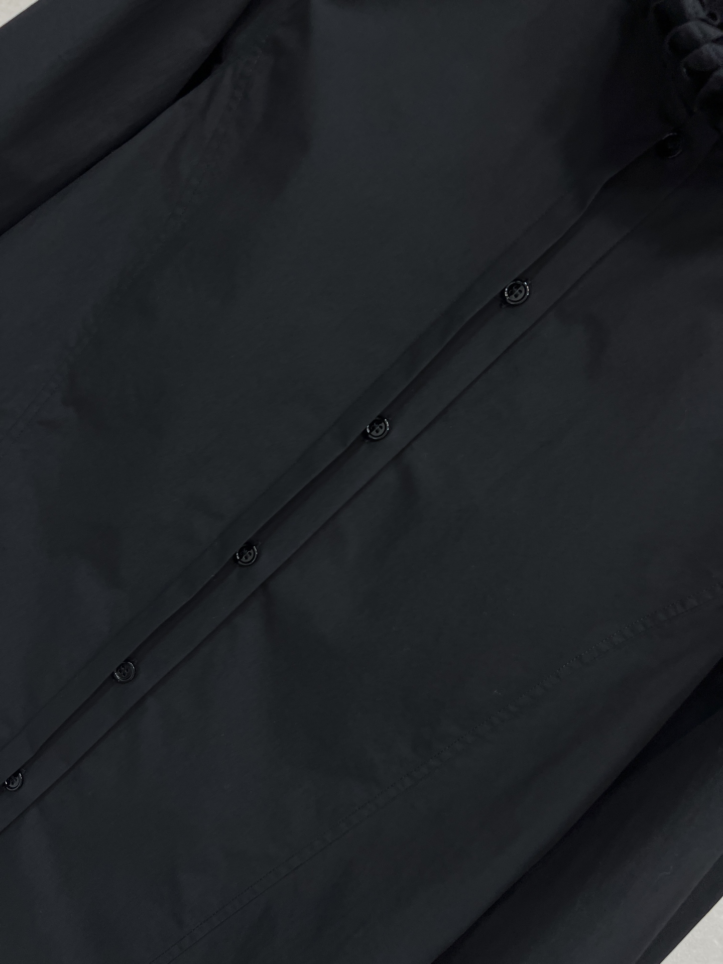 26早春新款 木耳边花边立领衬衫 领口立体褶皱超有层次感 甜美又优雅 面料柔软垂顺 穿着舒适 微宽松版型