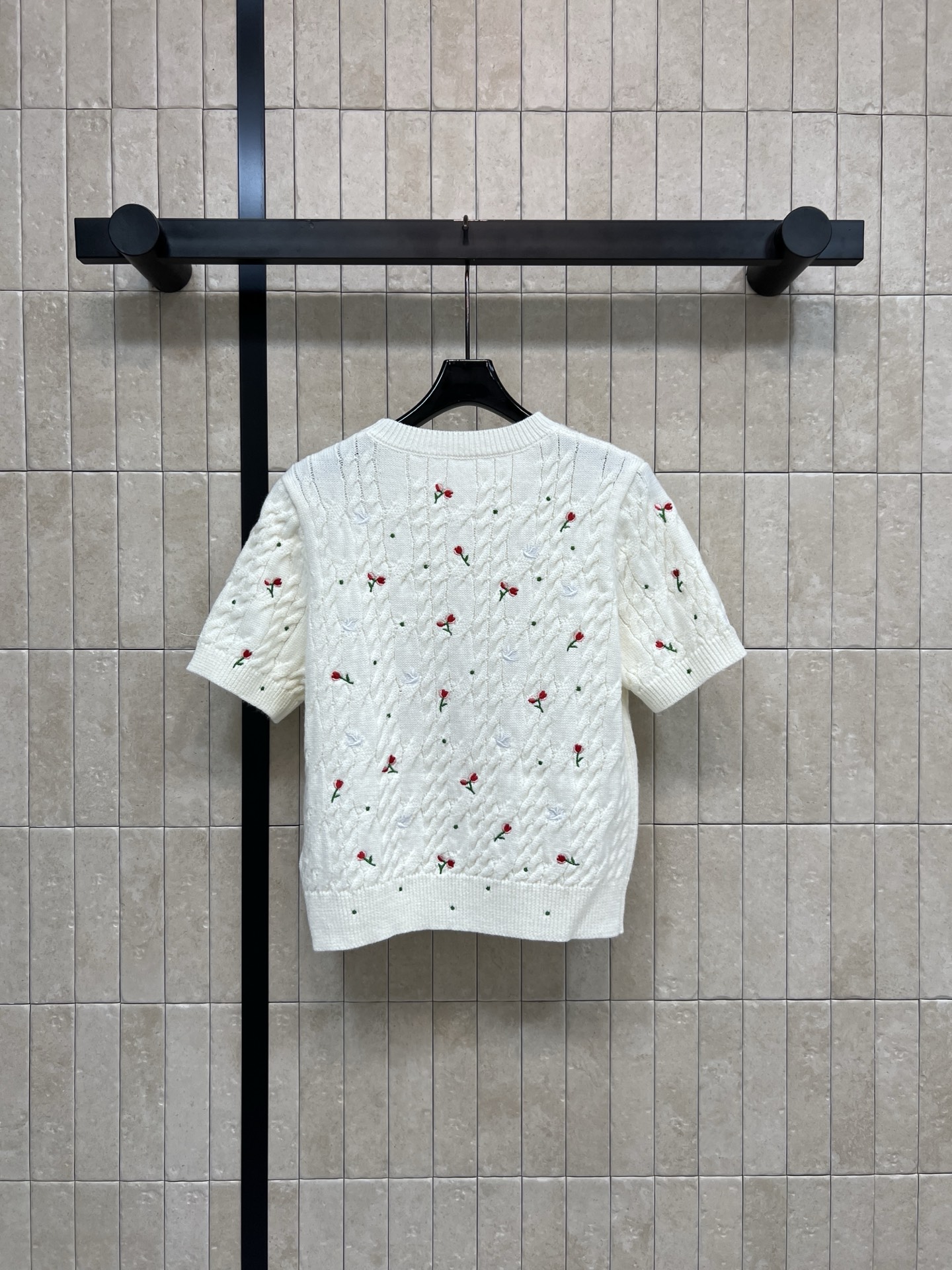 D家 26早春新款 玫瑰刺绣针织圆领短袖 白色山羊绒材质 柔软亲肤 圆领短袖设计简约大方 春夏穿超舒服 