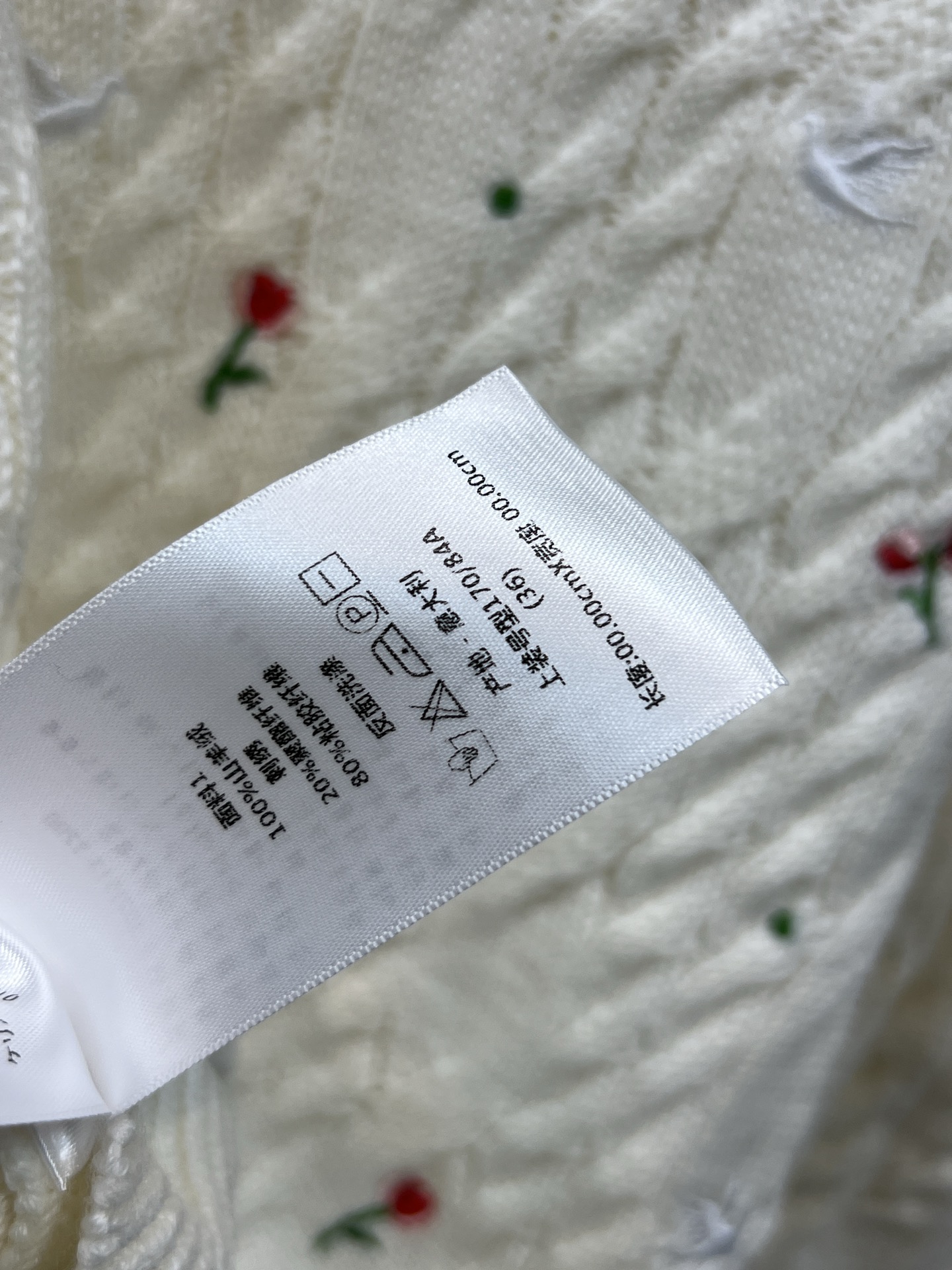 D家 26早春新款 玫瑰刺绣针织圆领短袖 白色山羊绒材质 柔软亲肤 圆领短袖设计简约大方 春夏穿超舒服 