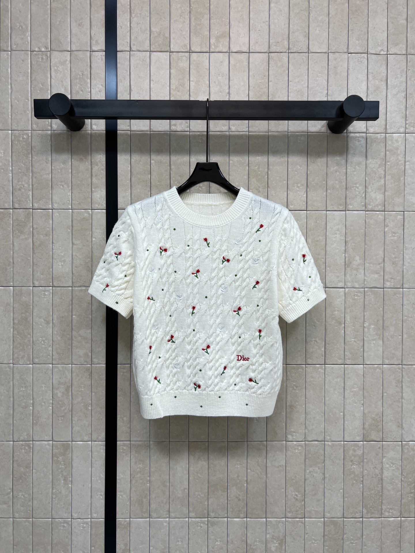 D家 26早春新款 玫瑰刺绣针织圆领短袖 白色山羊绒材质 柔软亲肤 圆领短袖设计简约大方 春夏穿超舒服 