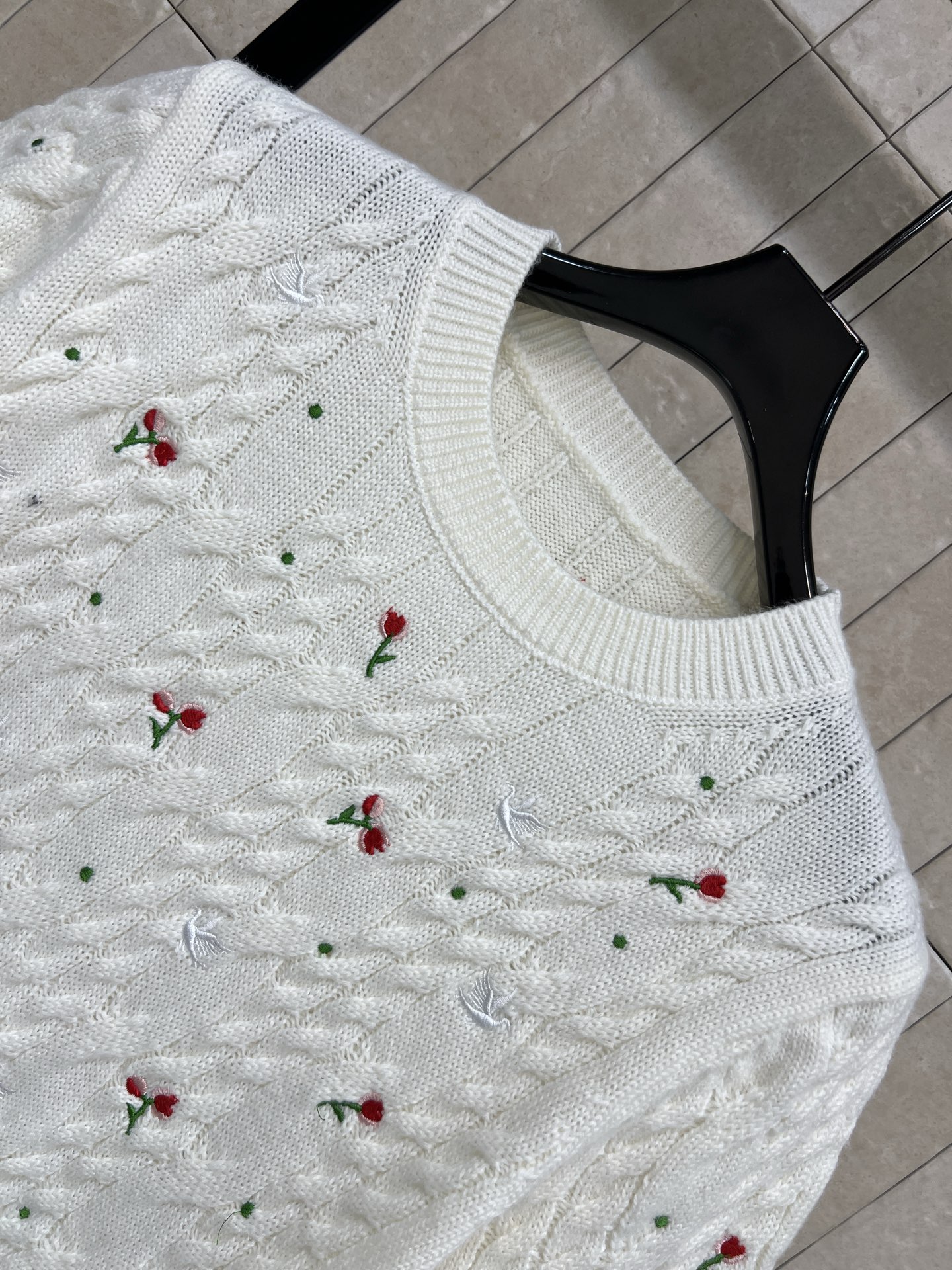 D家 26早春新款 玫瑰刺绣针织圆领短袖 白色山羊绒材质 柔软亲肤 圆领短袖设计简约大方 春夏穿超舒服 