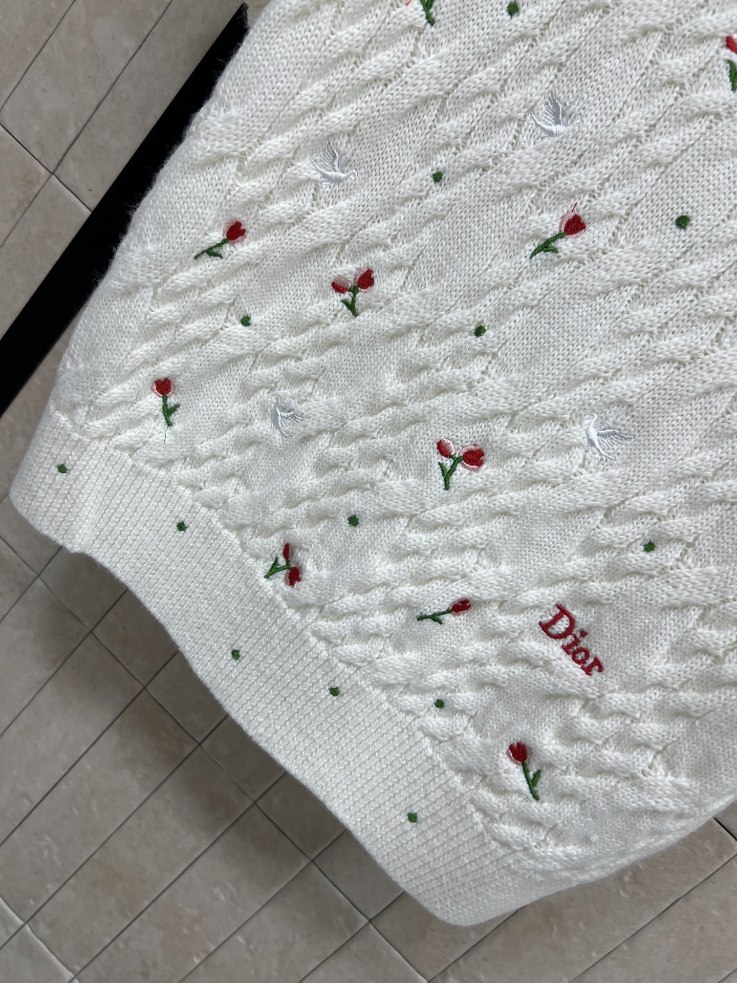 D家 26早春新款 玫瑰刺绣针织圆领短袖 白色山羊绒材质 柔软亲肤 圆领短袖设计简约大方 春夏穿超舒服 