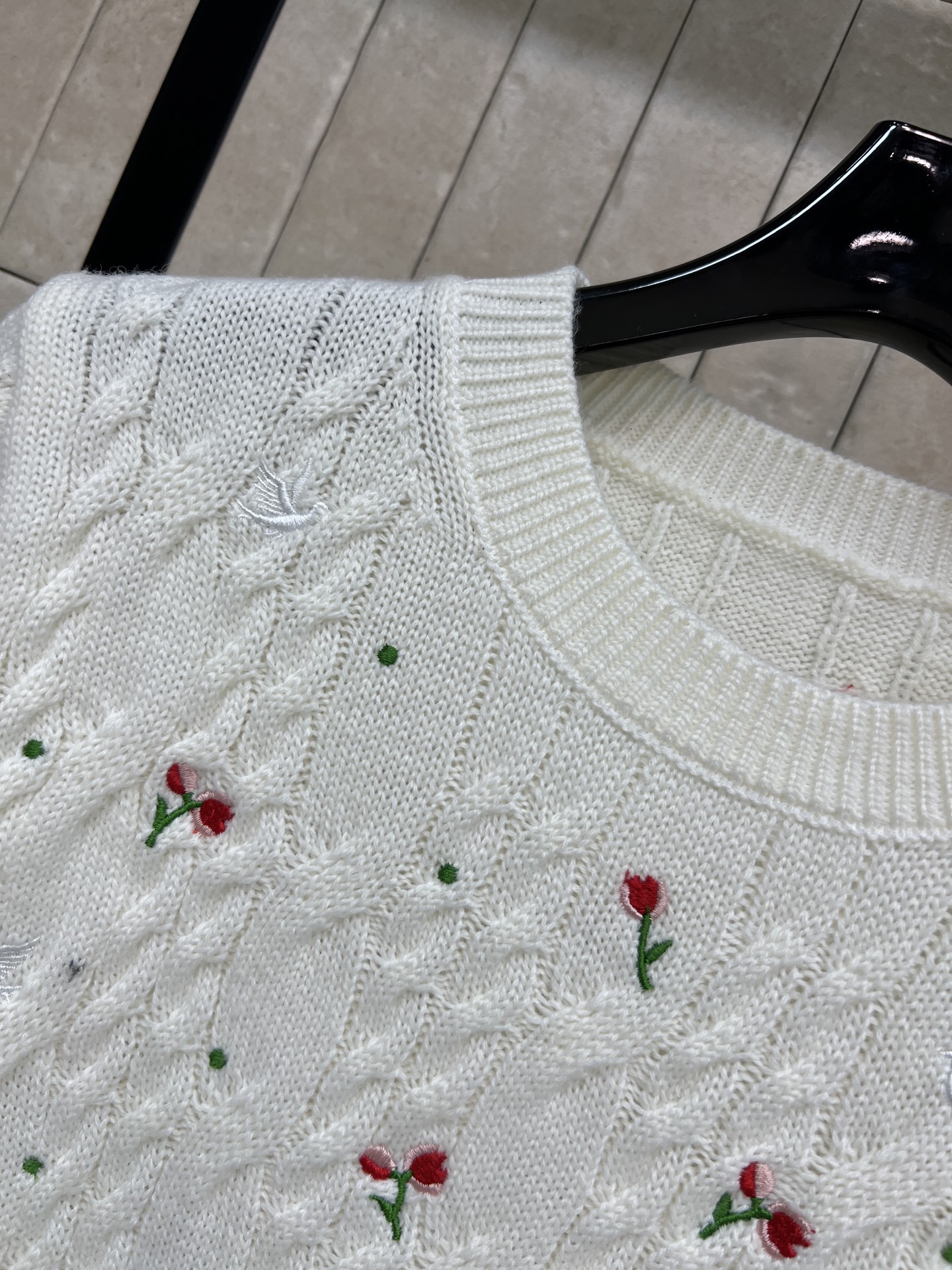 D家 26早春新款 玫瑰刺绣针织圆领短袖 白色山羊绒材质 柔软亲肤 圆领短袖设计简约大方 春夏穿超舒服 