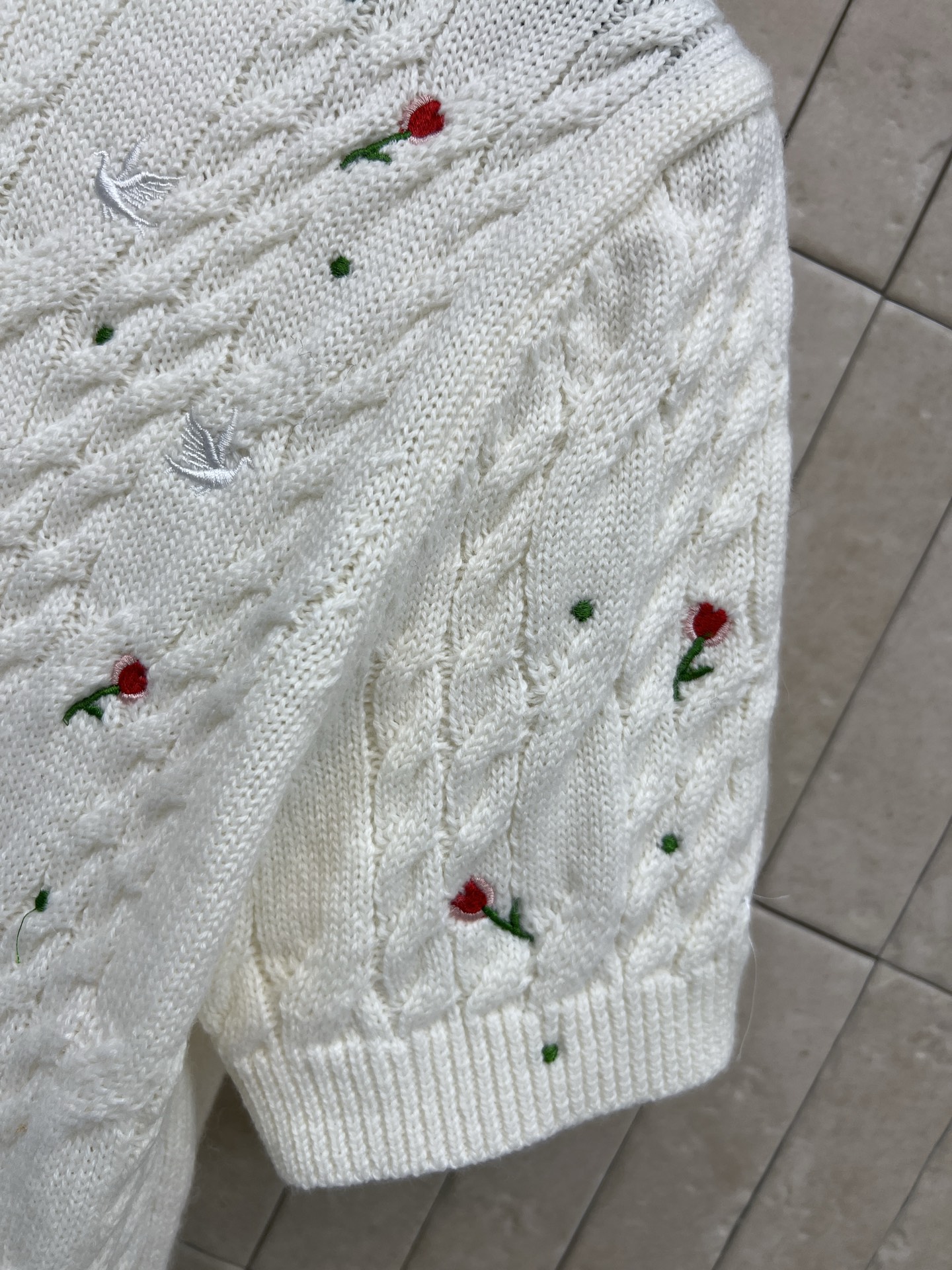 D家 26早春新款 玫瑰刺绣针织圆领短袖 白色山羊绒材质 柔软亲肤 圆领短袖设计简约大方 春夏穿超舒服 