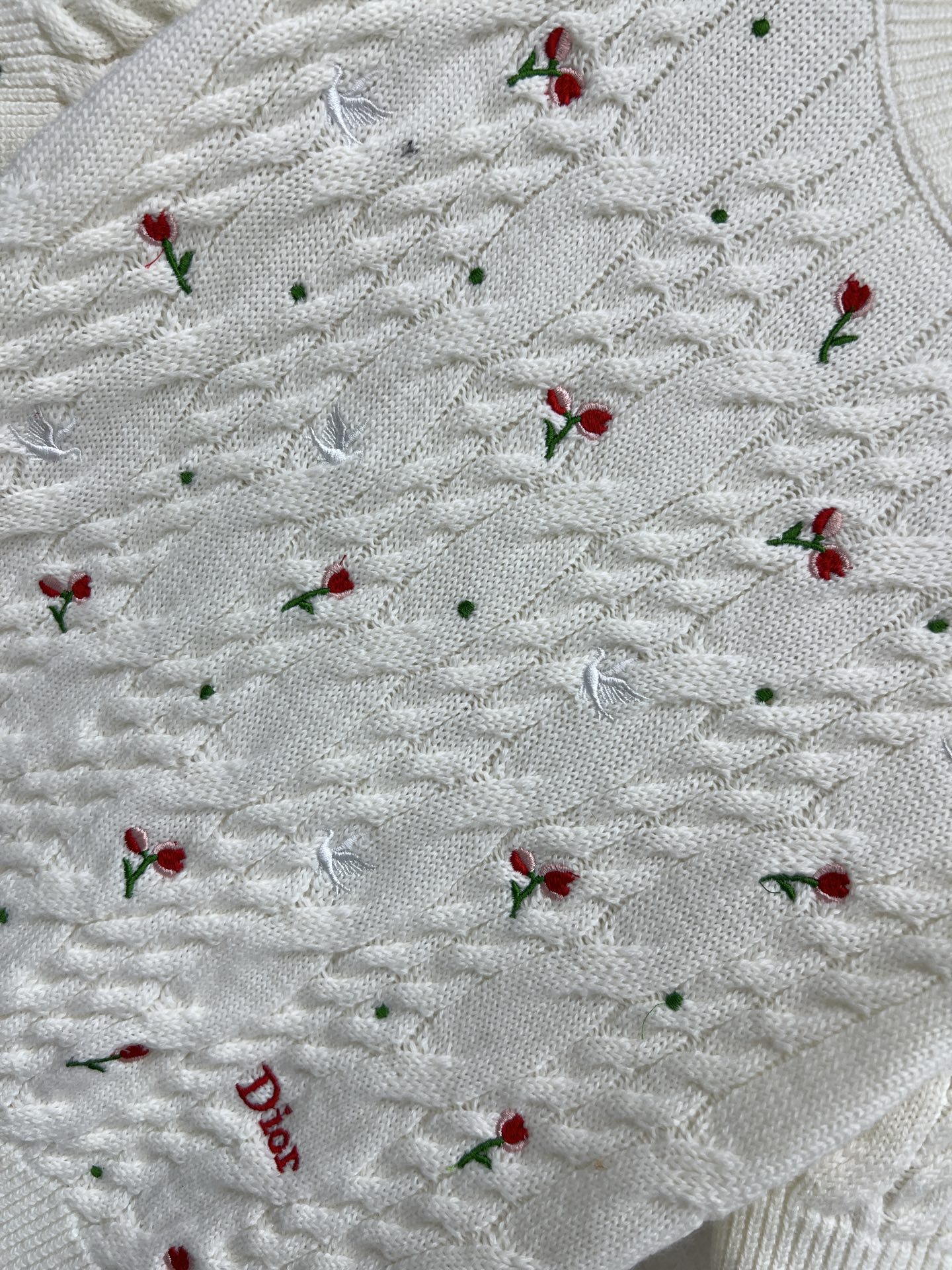 D家 26早春新款 玫瑰刺绣针织圆领短袖 白色山羊绒材质 柔软亲肤 圆领短袖设计简约大方 春夏穿超舒服 