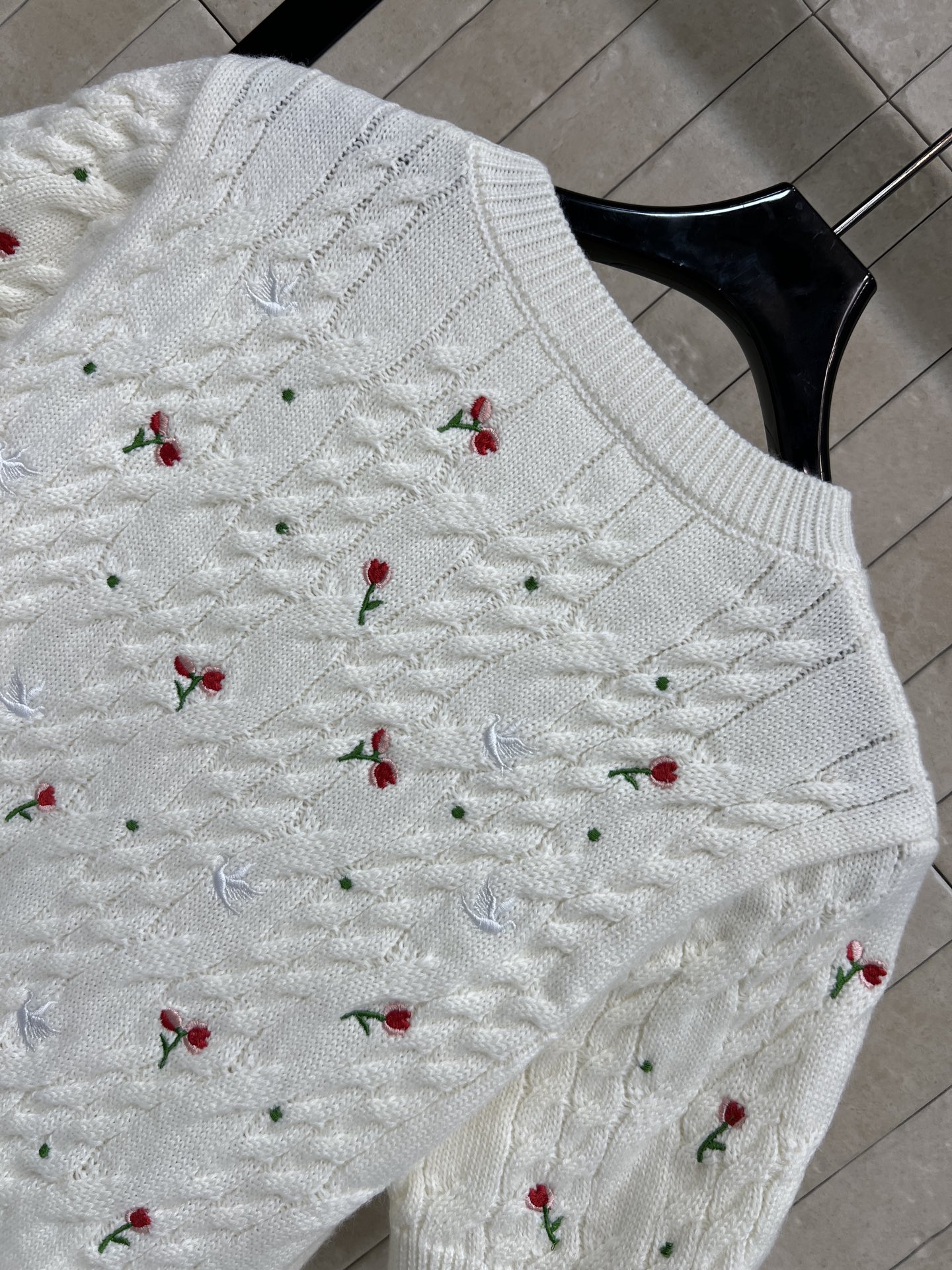 D家 26早春新款 玫瑰刺绣针织圆领短袖 白色山羊绒材质 柔软亲肤 圆领短袖设计简约大方 春夏穿超舒服 