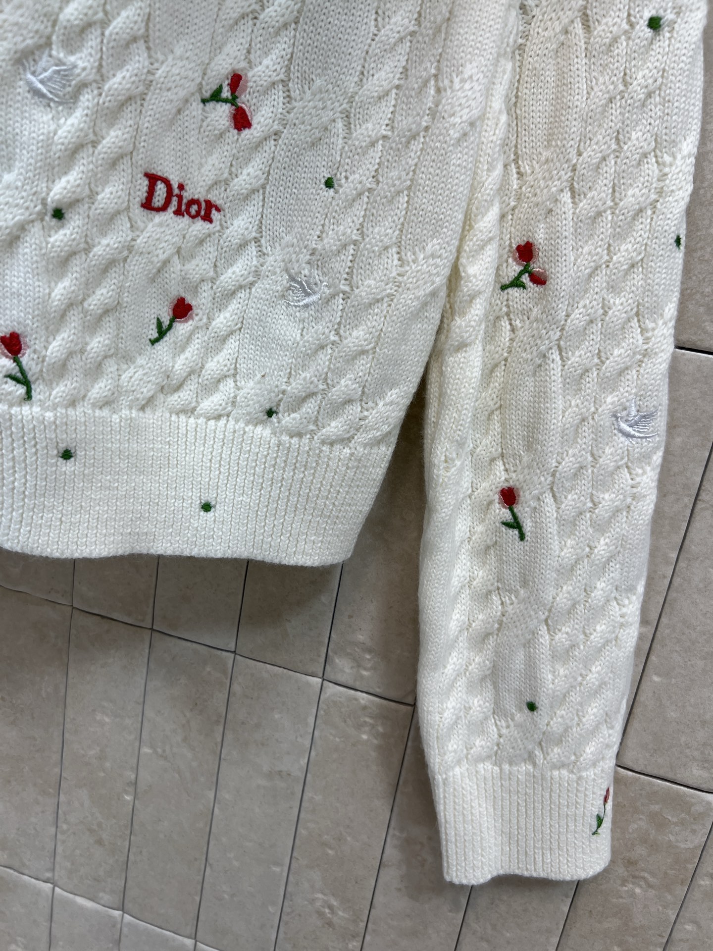 D家 26早春新款 玫瑰刺绣针织圆领开衫 白色山羊绒材质 柔软亲肤 秋冬穿超舒服！衣身点缀红玫瑰刺绣 细