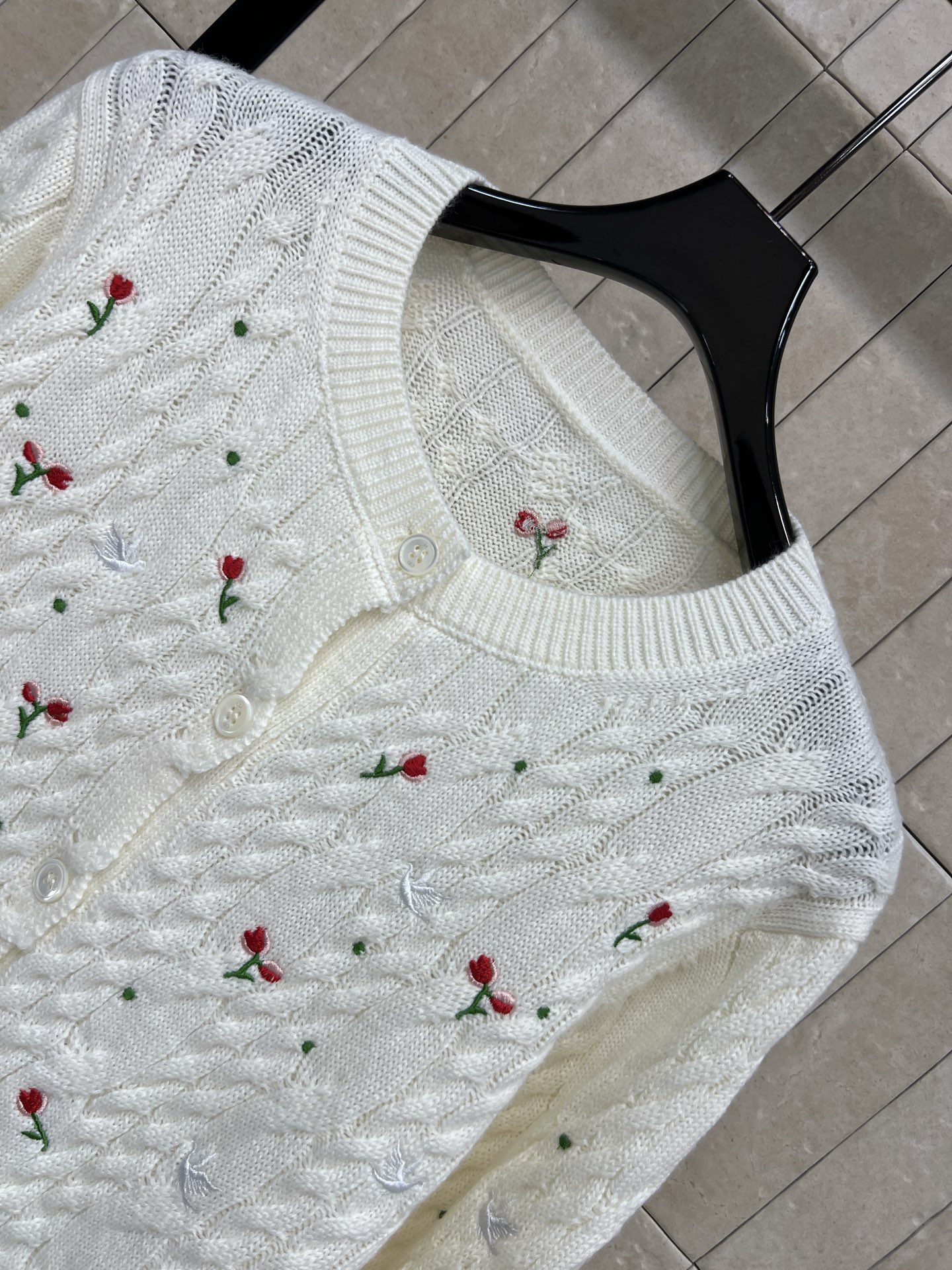 D家 26早春新款 玫瑰刺绣针织圆领开衫 白色山羊绒材质 柔软亲肤 秋冬穿超舒服！衣身点缀红玫瑰刺绣 细