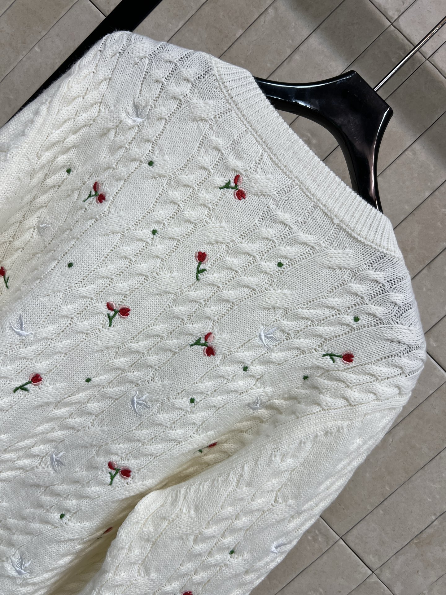 D家 26早春新款 玫瑰刺绣针织圆领开衫 白色山羊绒材质 柔软亲肤 秋冬穿超舒服！衣身点缀红玫瑰刺绣 细