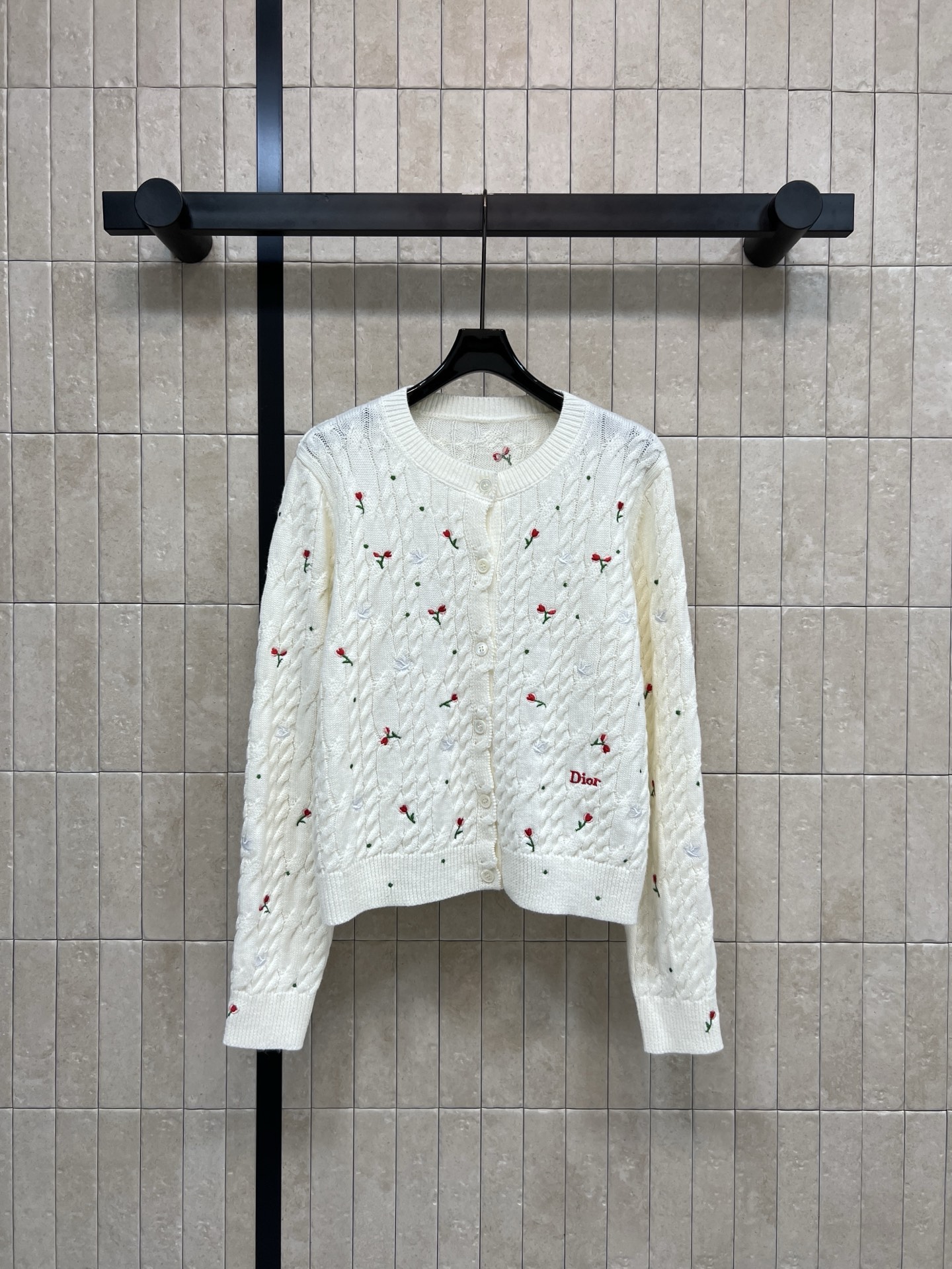 D家 26早春新款 玫瑰刺绣针织圆领开衫 白色山羊绒材质 柔软亲肤 秋冬穿超舒服！衣身点缀红玫瑰刺绣 细