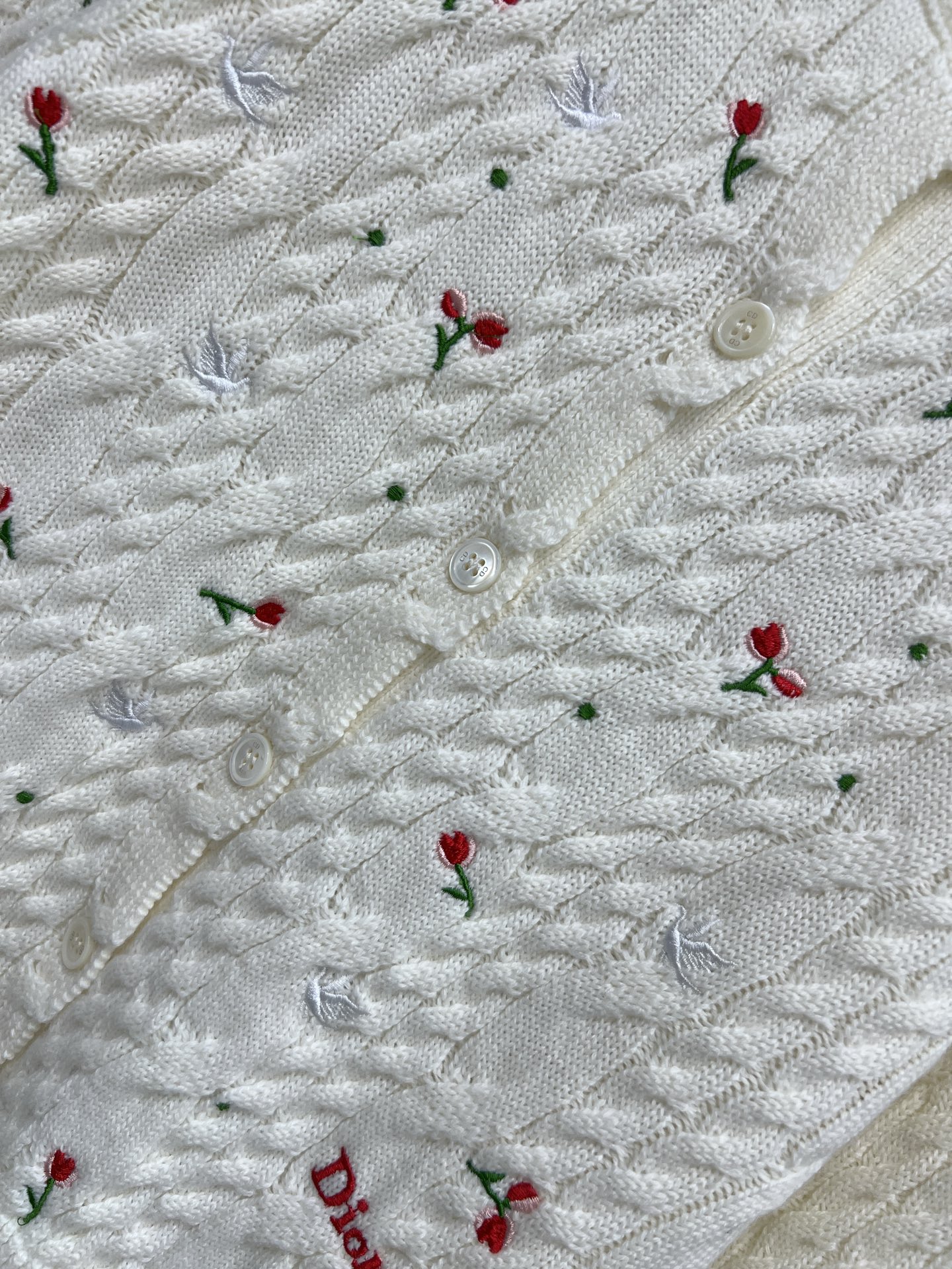 D家 26早春新款 玫瑰刺绣针织圆领开衫 白色山羊绒材质 柔软亲肤 秋冬穿超舒服！衣身点缀红玫瑰刺绣 细