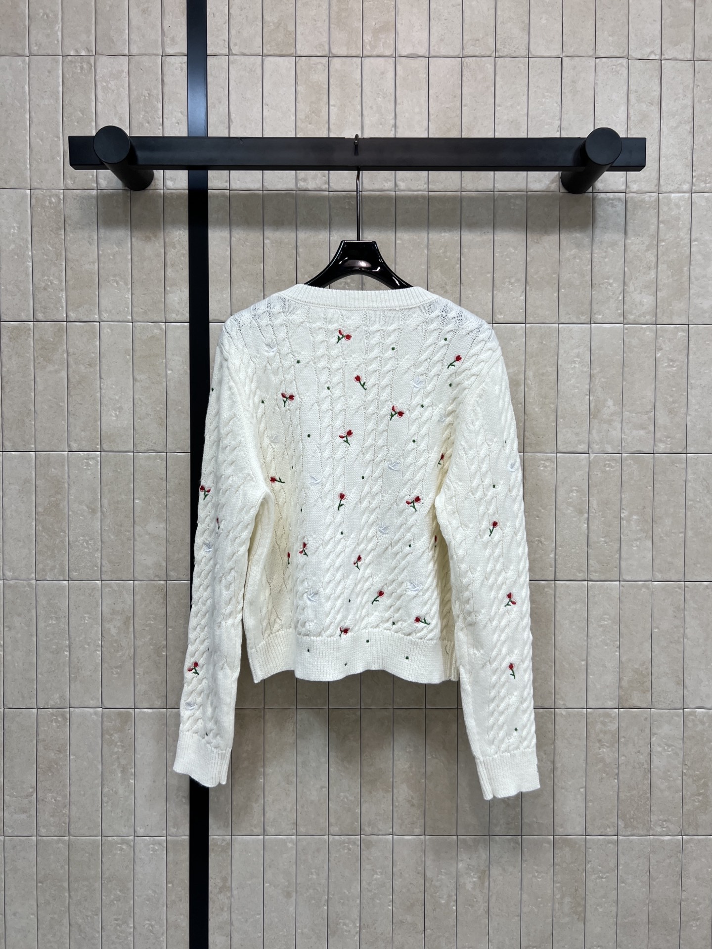 D家 26早春新款 玫瑰刺绣针织圆领开衫 白色山羊绒材质 柔软亲肤 秋冬穿超舒服！衣身点缀红玫瑰刺绣 细