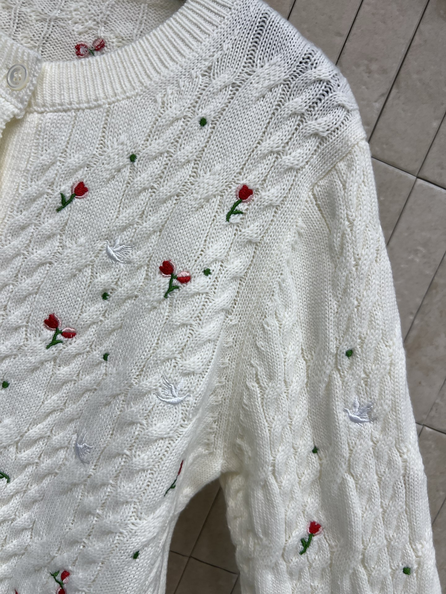 D家 26早春新款 玫瑰刺绣针织圆领开衫 白色山羊绒材质 柔软亲肤 秋冬穿超舒服！衣身点缀红玫瑰刺绣 细