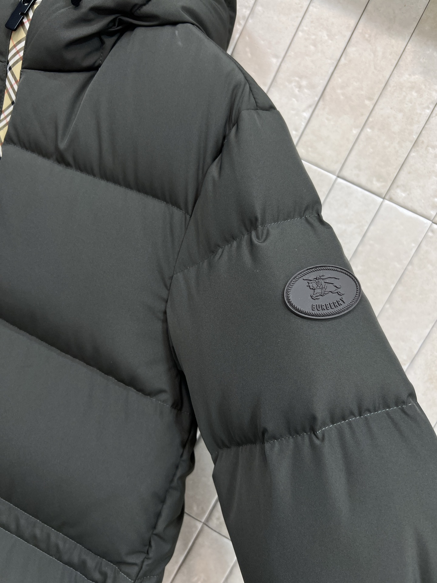 BUR家 26早春新款 连帽收腰羽绒服 标志性格纹拉链装饰 英伦风满满！高品质羽绒填充 保暖力超强 连帽