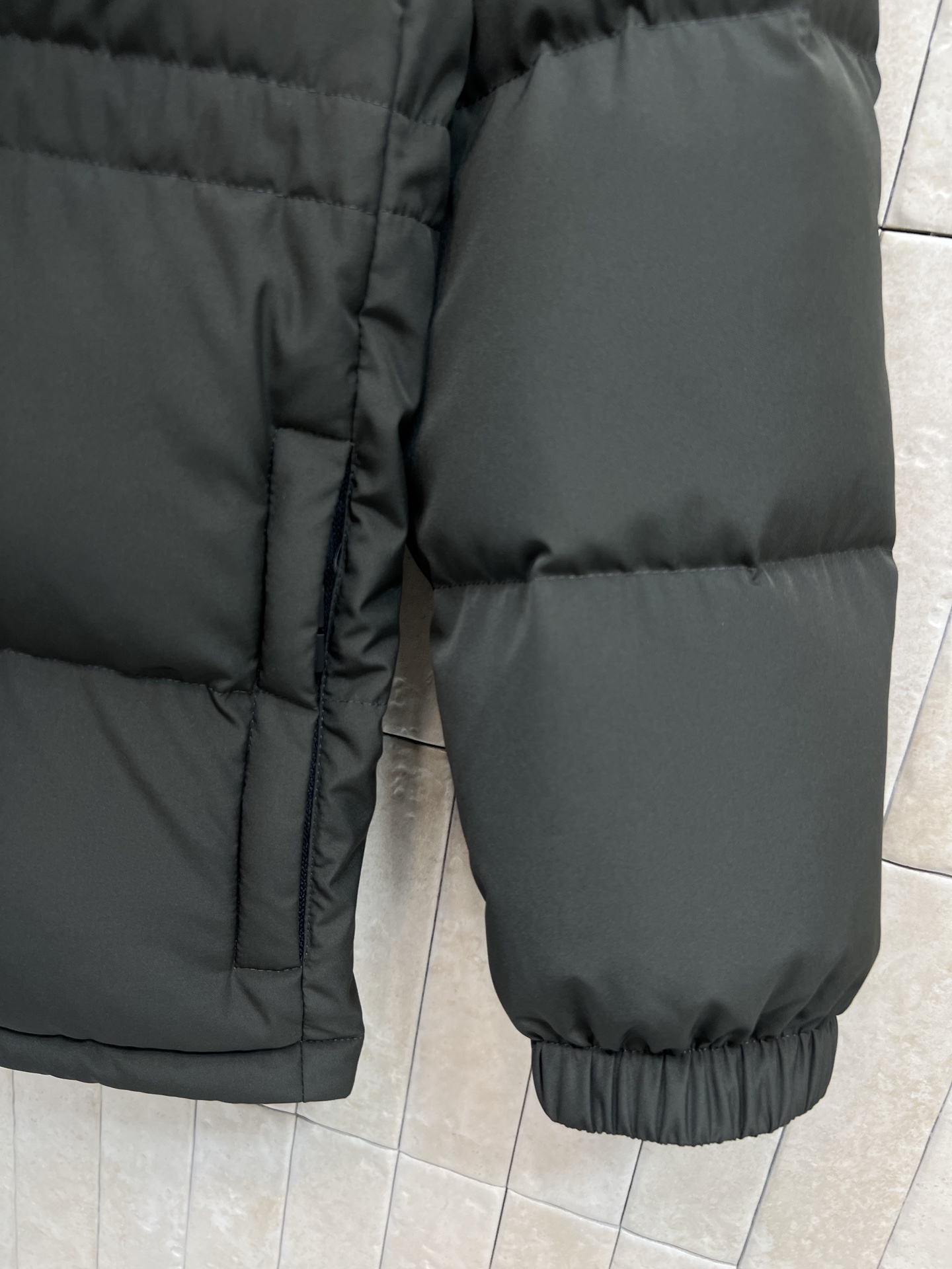 BUR家 26早春新款 连帽收腰羽绒服 标志性格纹拉链装饰 英伦风满满！高品质羽绒填充 保暖力超强 连帽