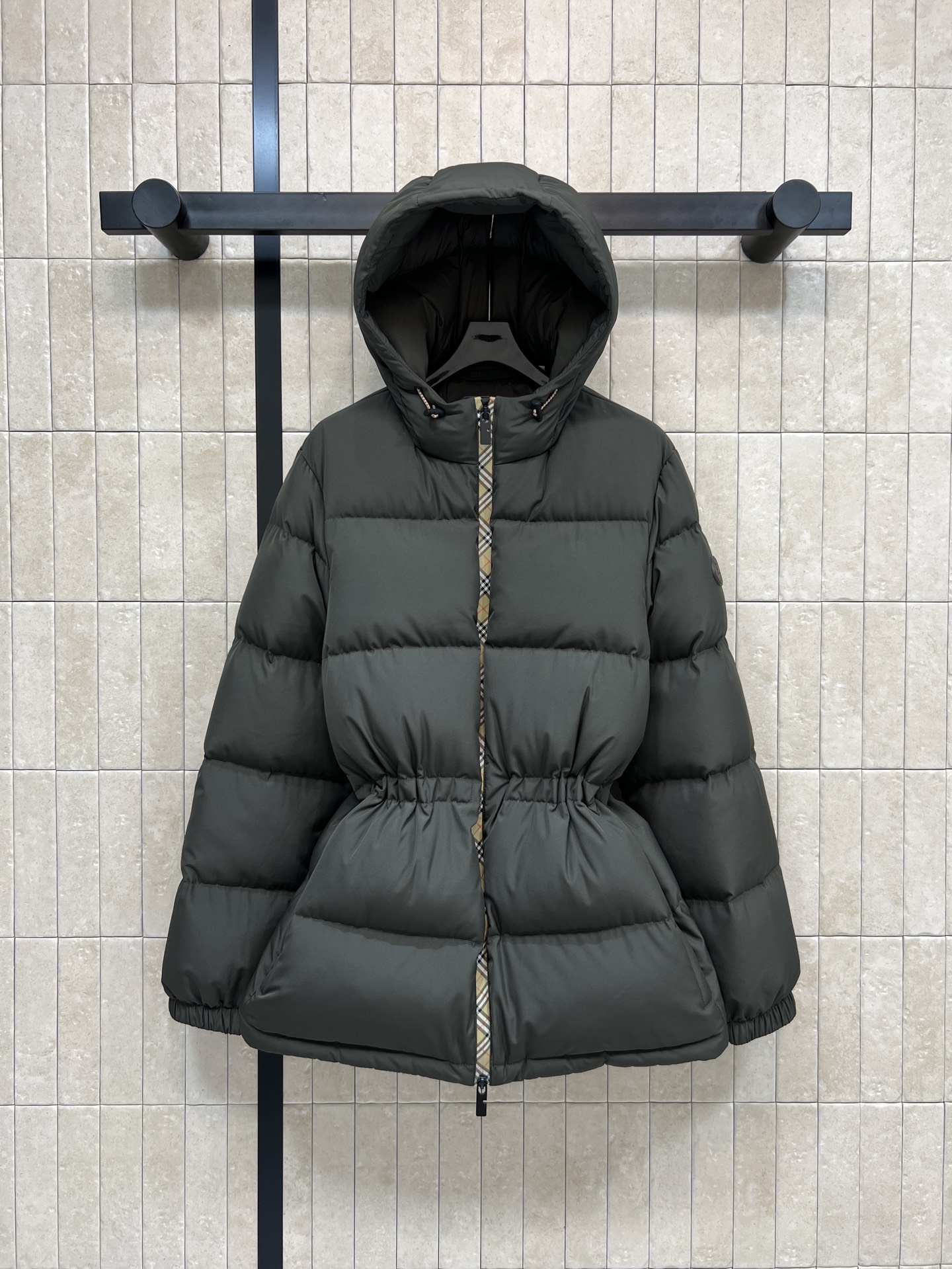 NO:687139,Comes with dust bag BUR Home 26 early spring new style hooded waist down jacket, iconic plaid zipper decoration, full of British style!  High-quality down filling, super warm, hooded + drawstring waist design, slim and practical, elastic cuffs to prevent wind, side & inner zipper pockets are super convenient, easy to manage for daily commuting and winter travel, both fashionable and functional, a must-have item for winter!  Two colors and four sizes Size/S-M-L- XL,,burberry,down jacket,hats,19860909配防尘袋BUR家 26早春新款 连帽收腰羽绒服 标志性格纹拉链装饰 英伦风满满！高品质羽绒填充 保暖力超强 连帽+抽绳收腰设计 显瘦又实用 弹性袖口防风 侧边&内侧拉链口袋超方便 日常通勤、冬季出行都能轻松驾驭 时尚与功能兼备 冬季必备单品！两色四码 Size/S-M-L- XL,,burberry,down jacket,hats,,Women's clothing