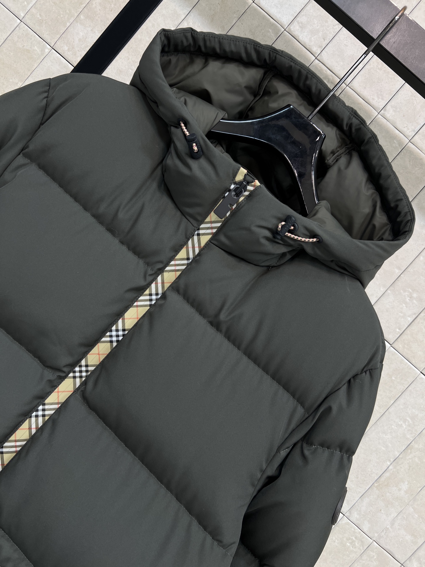 BUR家 26早春新款 连帽收腰羽绒服 标志性格纹拉链装饰 英伦风满满！高品质羽绒填充 保暖力超强 连帽