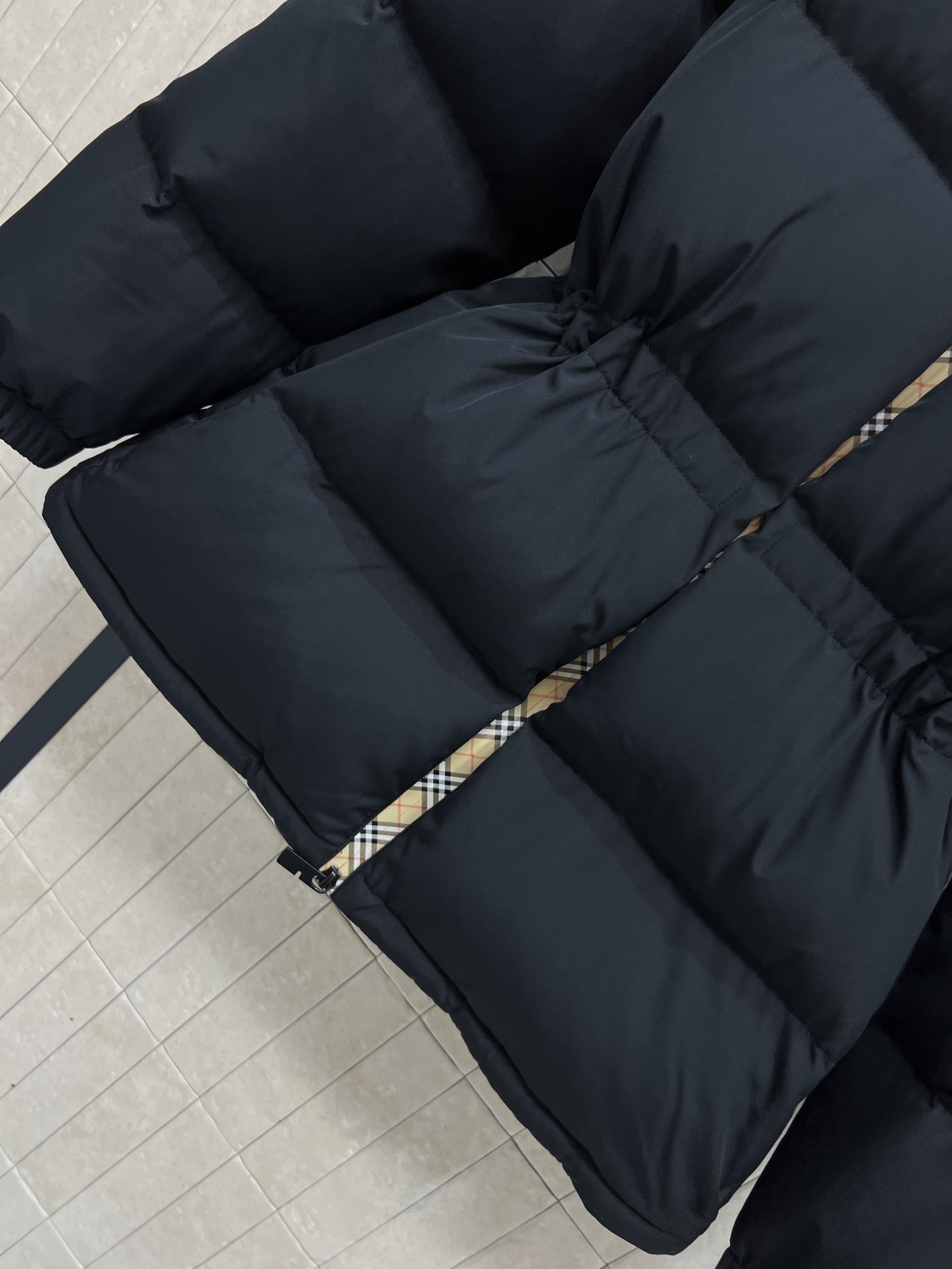 BUR家 26早春新款 连帽收腰羽绒服 标志性格纹拉链装饰 英伦风满满！高品质羽绒填充 保暖力超强 连帽
