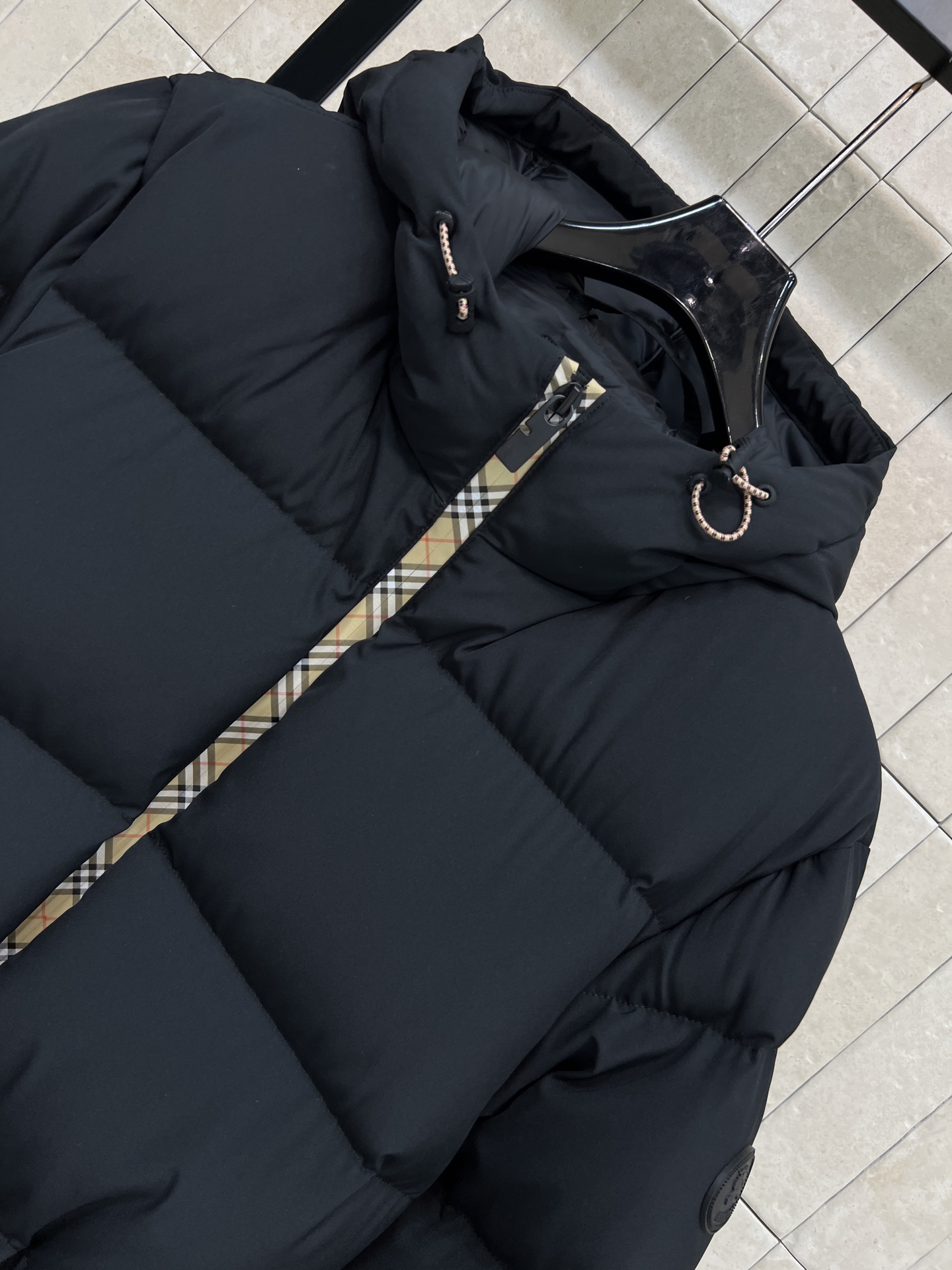 BUR家 26早春新款 连帽收腰羽绒服 标志性格纹拉链装饰 英伦风满满！高品质羽绒填充 保暖力超强 连帽