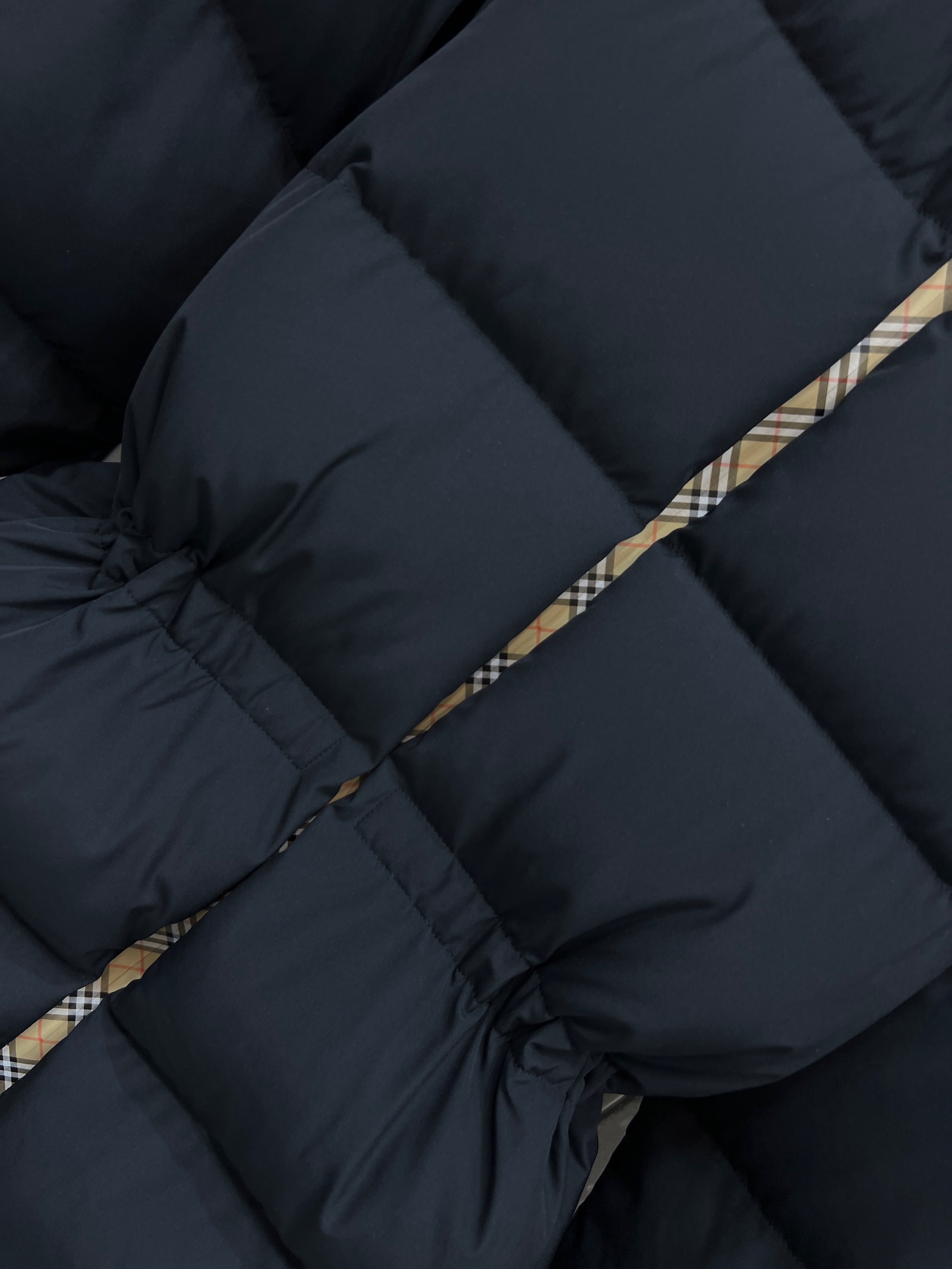 BUR家 26早春新款 连帽收腰羽绒服 标志性格纹拉链装饰 英伦风满满！高品质羽绒填充 保暖力超强 连帽