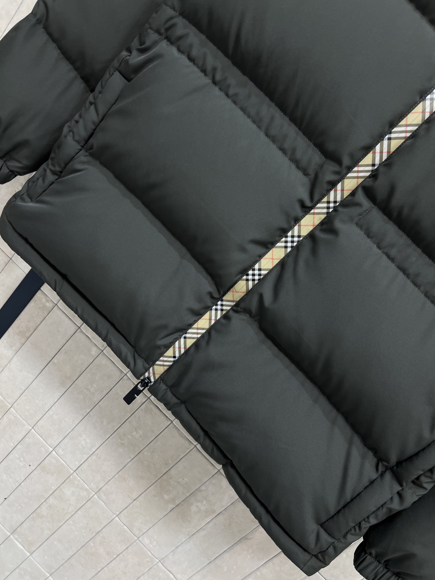 BUR家 26早春新款 连帽收腰羽绒服 标志性格纹拉链装饰 英伦风满满！高品质羽绒填充 保暖力超强 连帽