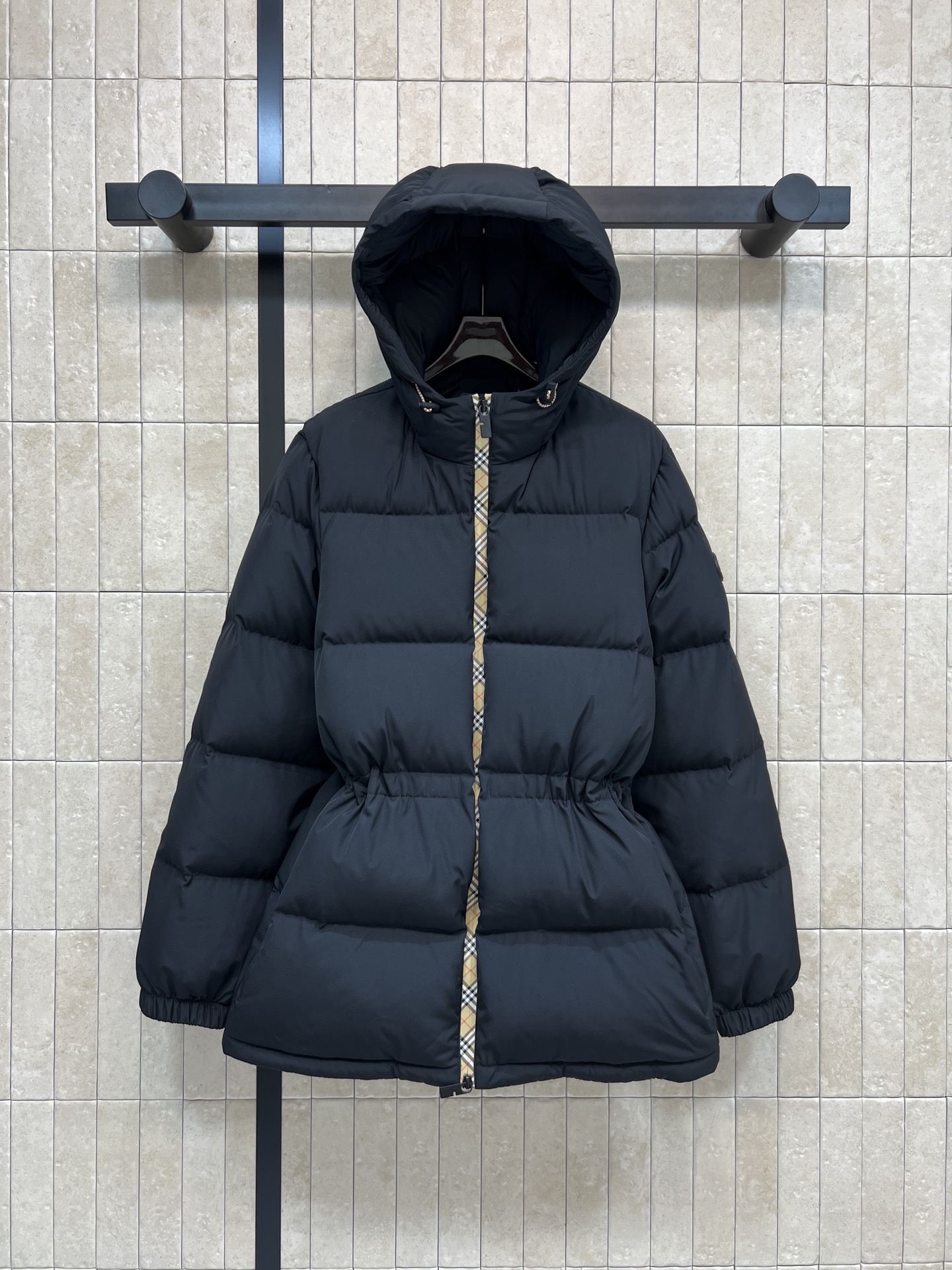 NO:687141,Comes with dust bag BUR Home 26 early spring new style hooded waist down jacket, iconic plaid zipper decoration, full of British style!  High-quality down filling, super warm, hooded + drawstring waist design, slim and practical, elastic cuffs to prevent wind, side & inner zipper pockets are super convenient, easy to manage for daily commuting and winter travel, both fashionable and functional, a must-have item for winter!  Two colors and four sizes Size/S-M-L- XL,,burberry,down jacket,hats,19860909配防尘袋BUR家 26早春新款 连帽收腰羽绒服 标志性格纹拉链装饰 英伦风满满！高品质羽绒填充 保暖力超强 连帽+抽绳收腰设计 显瘦又实用 弹性袖口防风 侧边&内侧拉链口袋超方便 日常通勤、冬季出行都能轻松驾驭 时尚与功能兼备 冬季必备单品！两色四码 Size/S-M-L- XL,,burberry,down jacket,hats,,Women's clothing