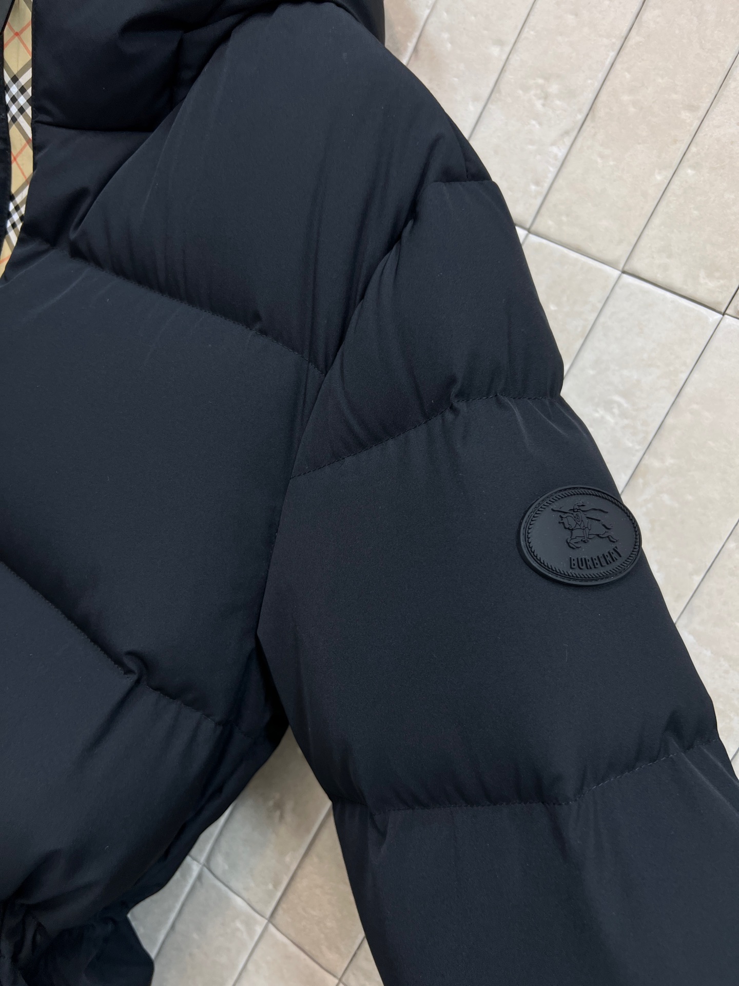 BUR家 26早春新款 连帽收腰羽绒服 标志性格纹拉链装饰 英伦风满满！高品质羽绒填充 保暖力超强 连帽